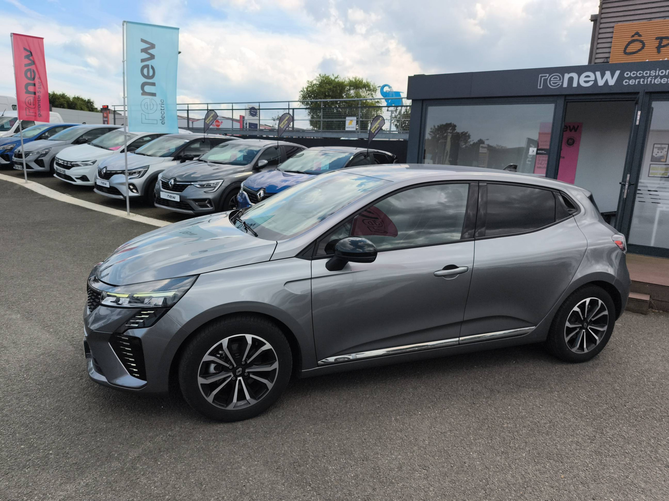 Vente en ligne Renault Clio 5 Clio E-Tech full hybrid 145 au prix de 18 990 €