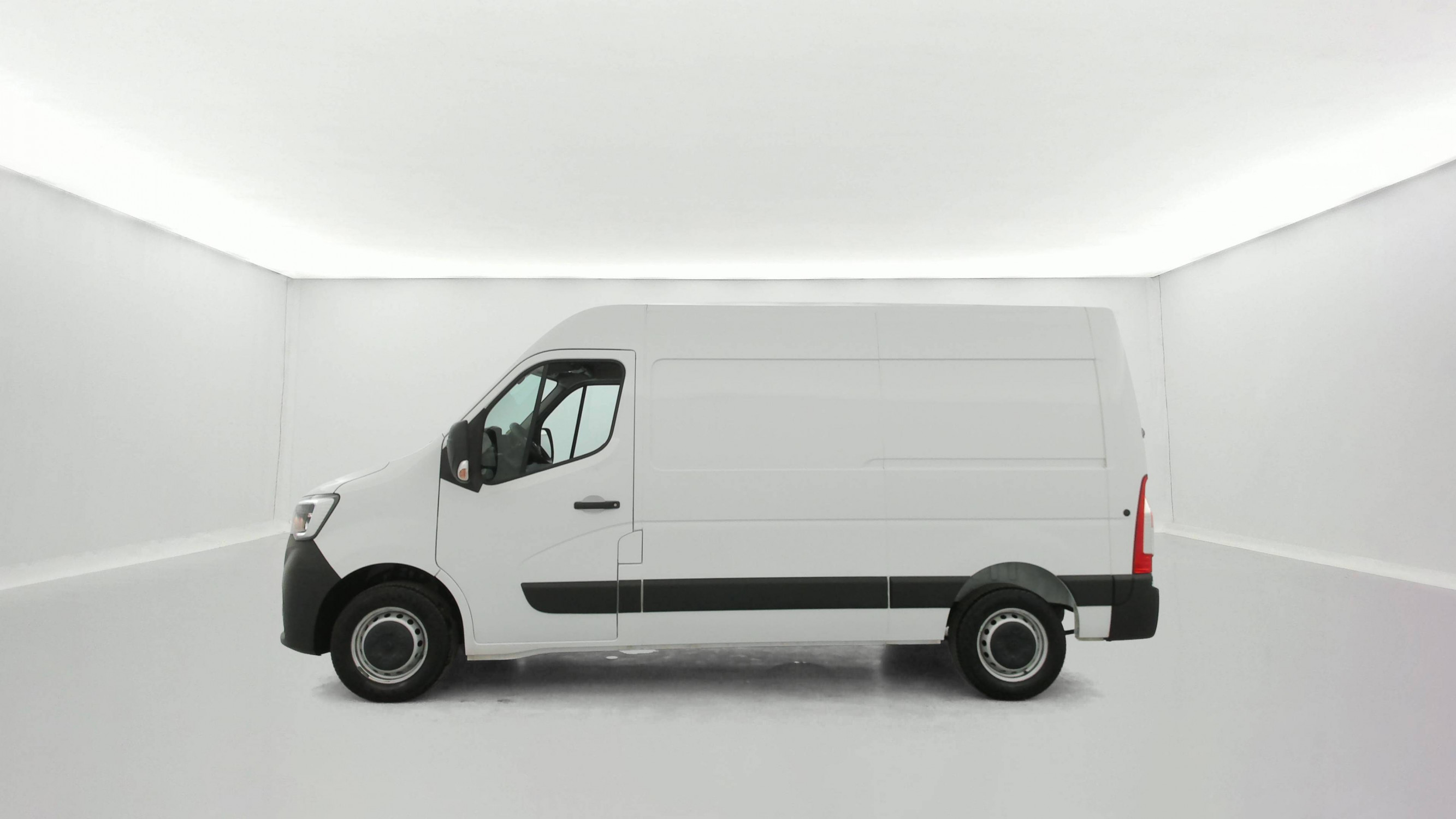 Vente en ligne Renault Master Fourgon MASTER FGN TRAC F3500 L2H2 BLUE DCI 135 au prix de 23 990 €