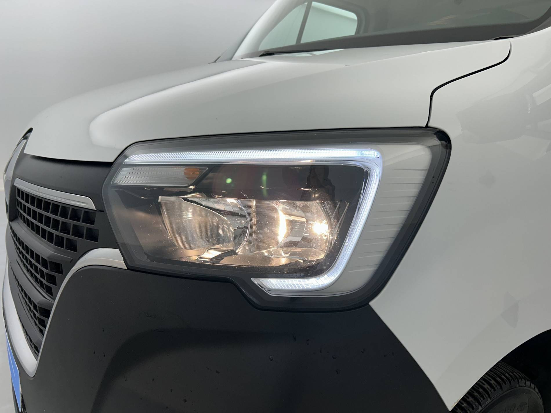 Vente en ligne Renault Master Fourgon MASTER FGN TRAC F3300 L2H2 BLUE DCI 150 au prix de 24 690 €