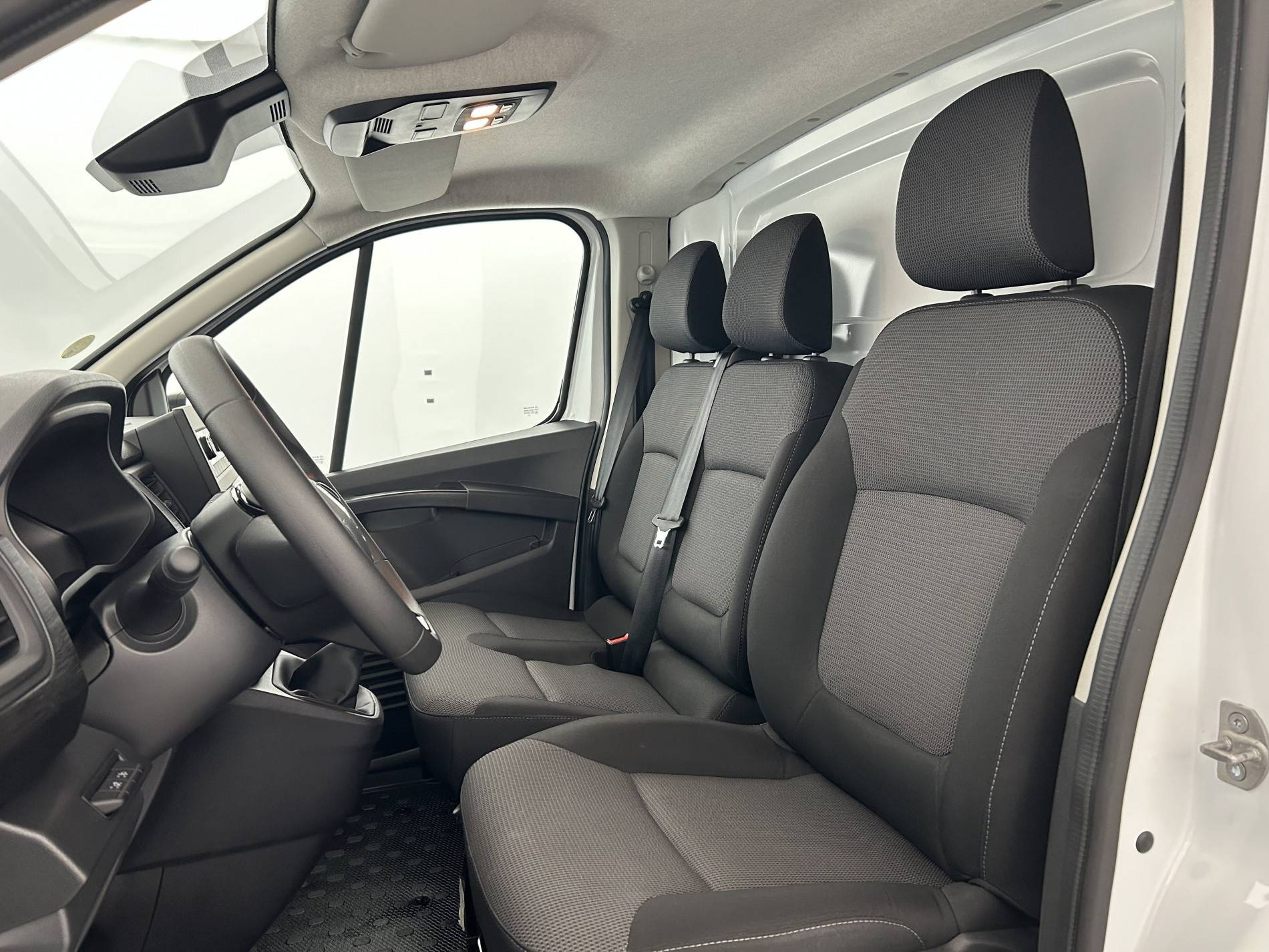 Vente en ligne Renault Trafic 3 Fourgon TRAFIC FG BLUE DCI 130 L1H1 3T GSR2 au prix de 23 690 €