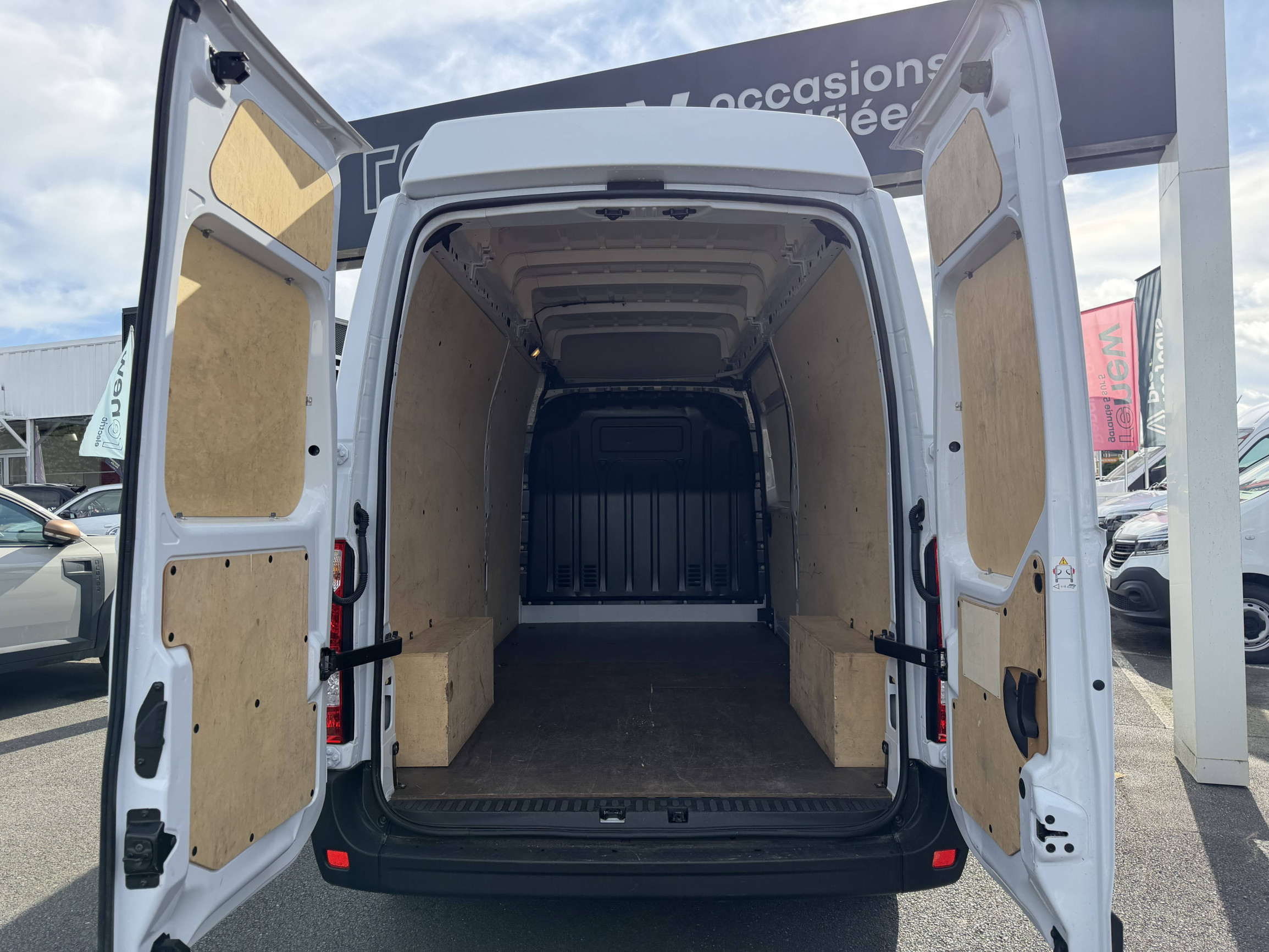 Vente en ligne Renault Master Fourgon MASTER FGN TRAC F3500 L3H3 BLUE DCI 135 au prix de 24 990 €