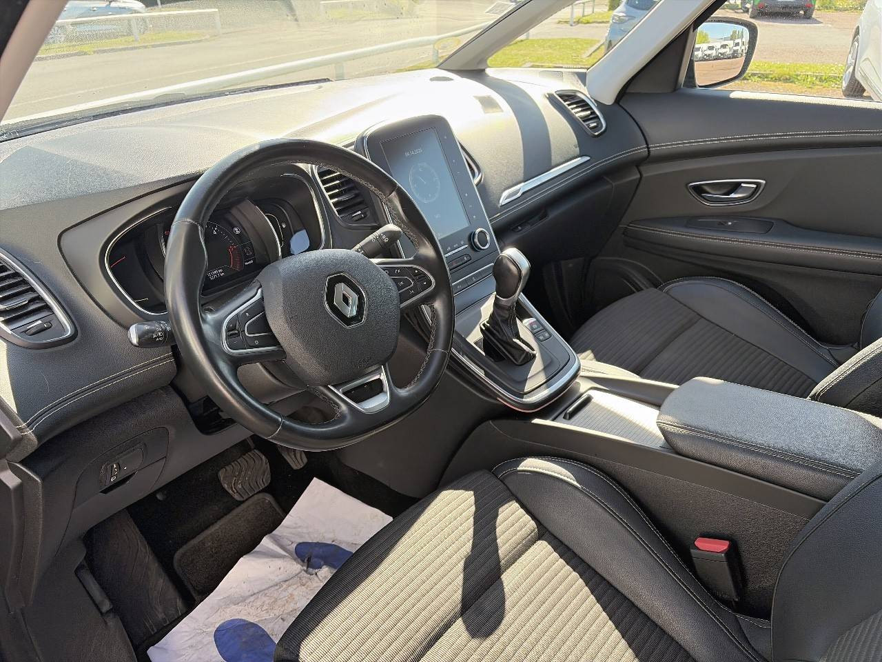 Vente en ligne Renault Grand Scenic 4 Grand Scenic Blue dCi 120 EDC au prix de 15 990 €