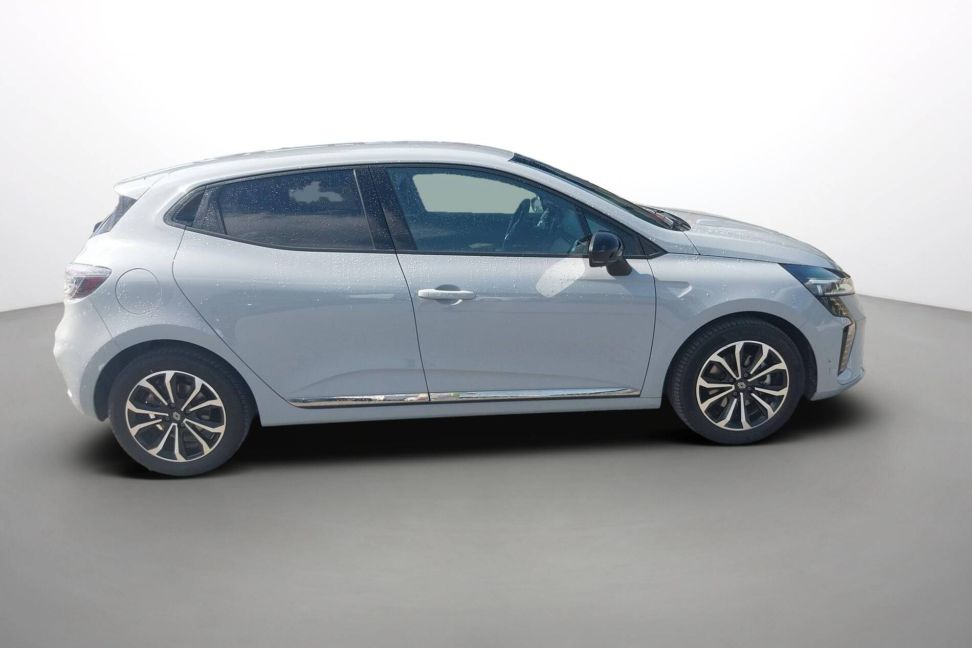Vente en ligne Renault Clio 5 Clio E-Tech full hybrid 145 au prix de 17 990 €