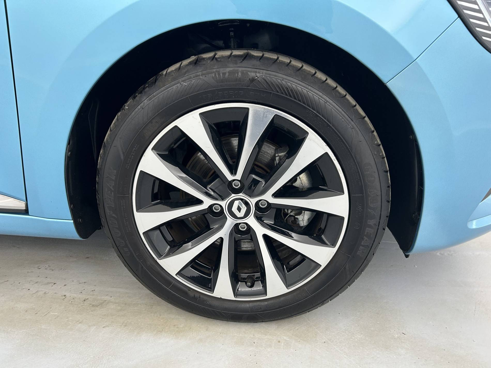 Vente en ligne Renault Clio 5 Clio E-Tech 140 - 21N au prix de 18 499 €