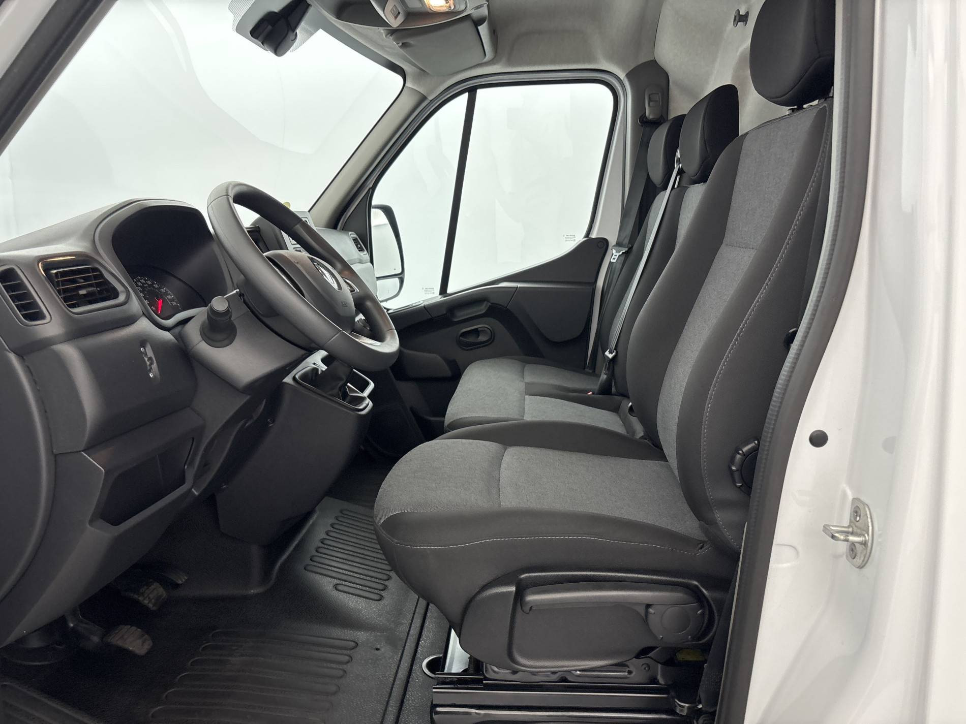 Vente en ligne Renault Master Fourgon MASTER FGN TRAC F3500 L3H3 BLUE DCI 135 au prix de 27 990 €