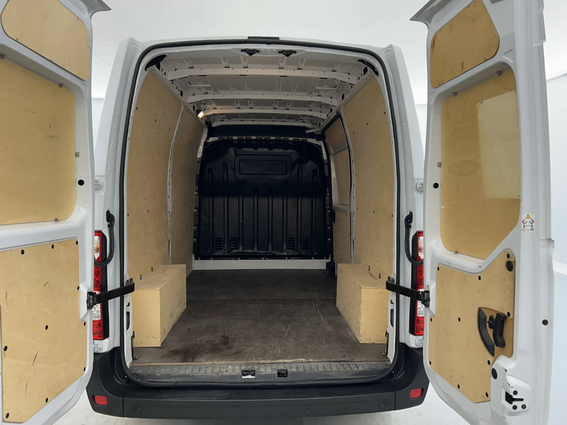 Vente en ligne Renault Master Fourgon MASTER FGN TRAC F3500 L2H2 BLUE DCI 135 au prix de 26 280 €