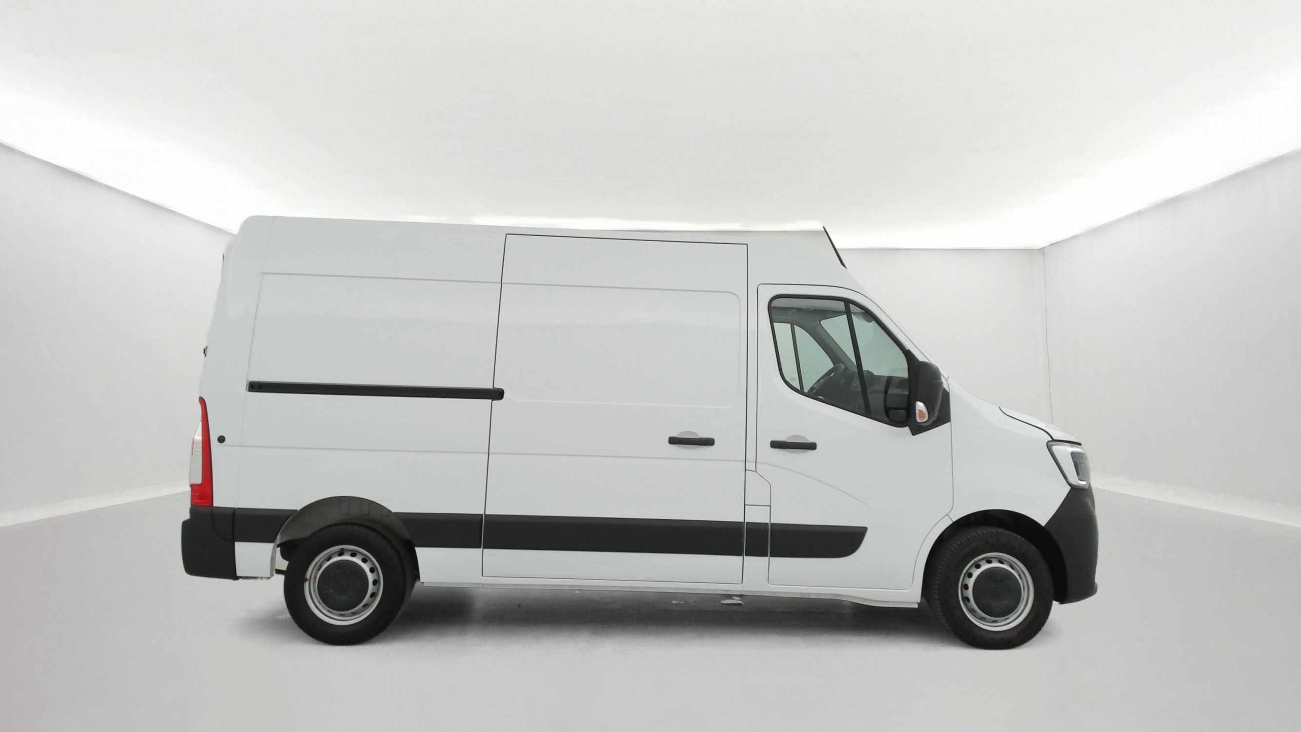 Vente en ligne Renault Master Fourgon MASTER FGN TRAC F3500 L2H2 BLUE DCI 135 au prix de 24 990 €