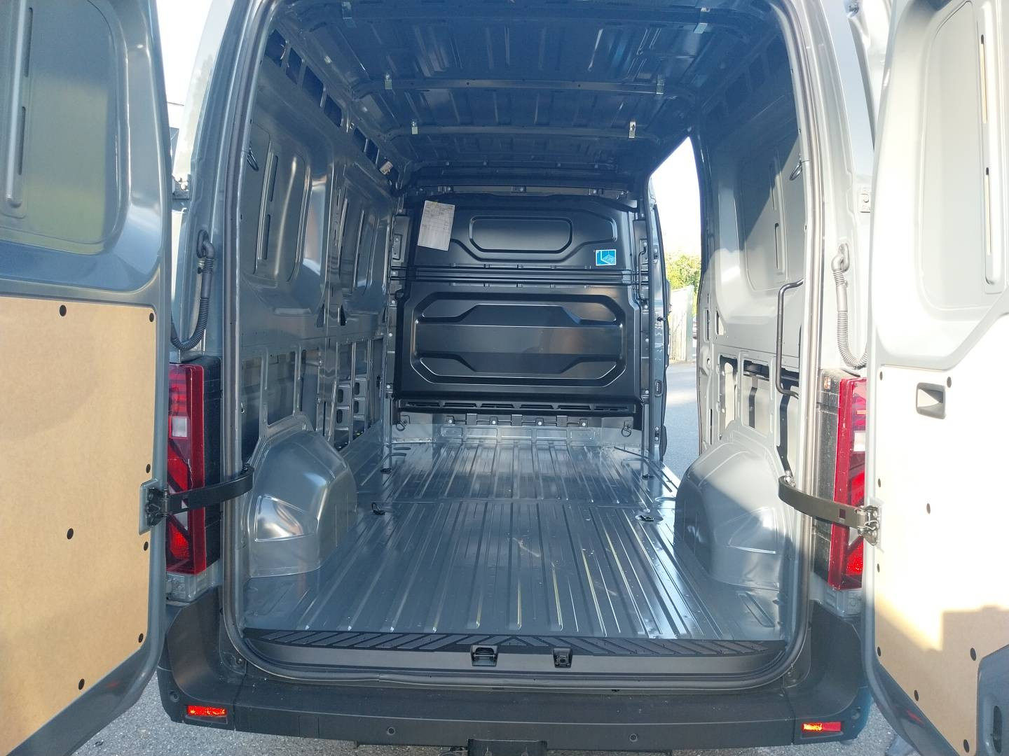 Vente en ligne Renault Master Fourgon MASTER FG BLUE DCI 170 L2H2 3T5 TR AUTO au prix de 61 800 €