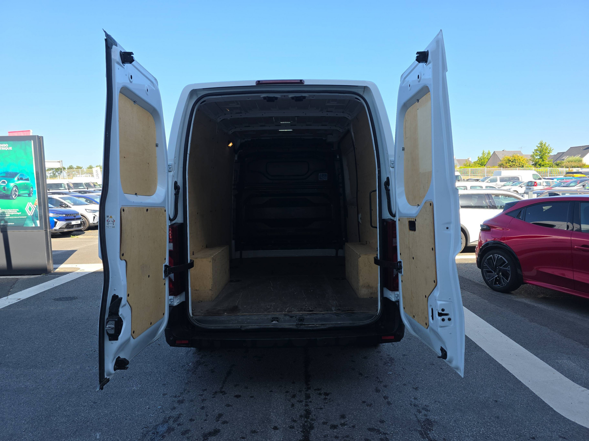 Vente en ligne Renault Master Fourgon MASTER FG BLUE DCI 130 L2H2 3T5 TR au prix de 29 990 €