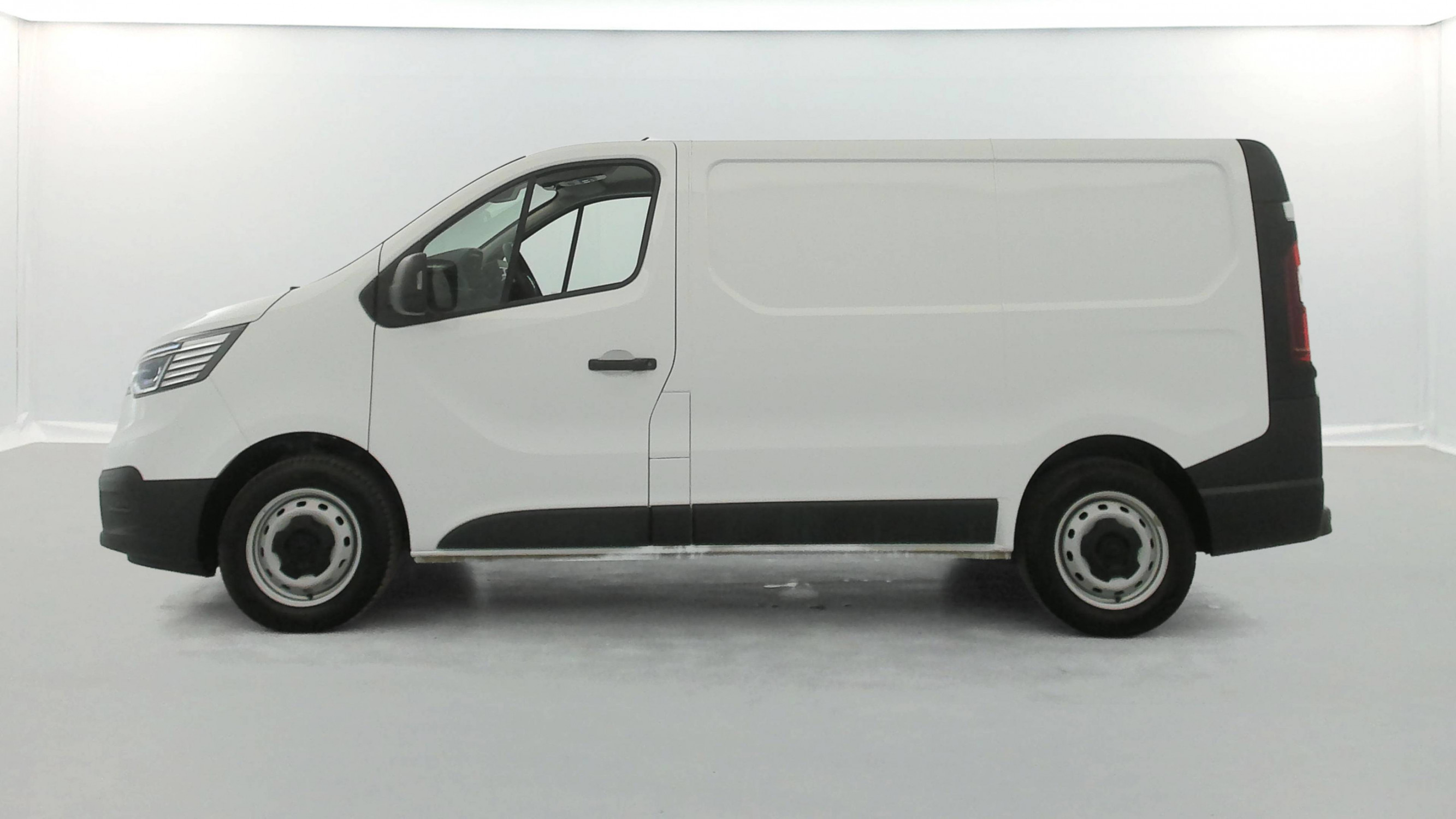 Vente en ligne Renault Trafic 3 Fourgon TRAFIC FG BLUE DCI 130 L1H1 3T GSR2 au prix de 25 390 €