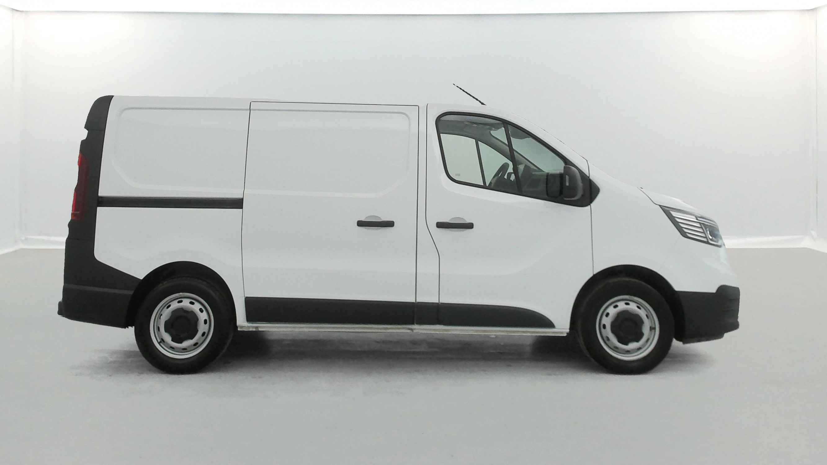 Vente en ligne Renault Trafic 3 Fourgon TRAFIC FG BLUE DCI 130 L1H1 3T GSR2 au prix de 22 990 €