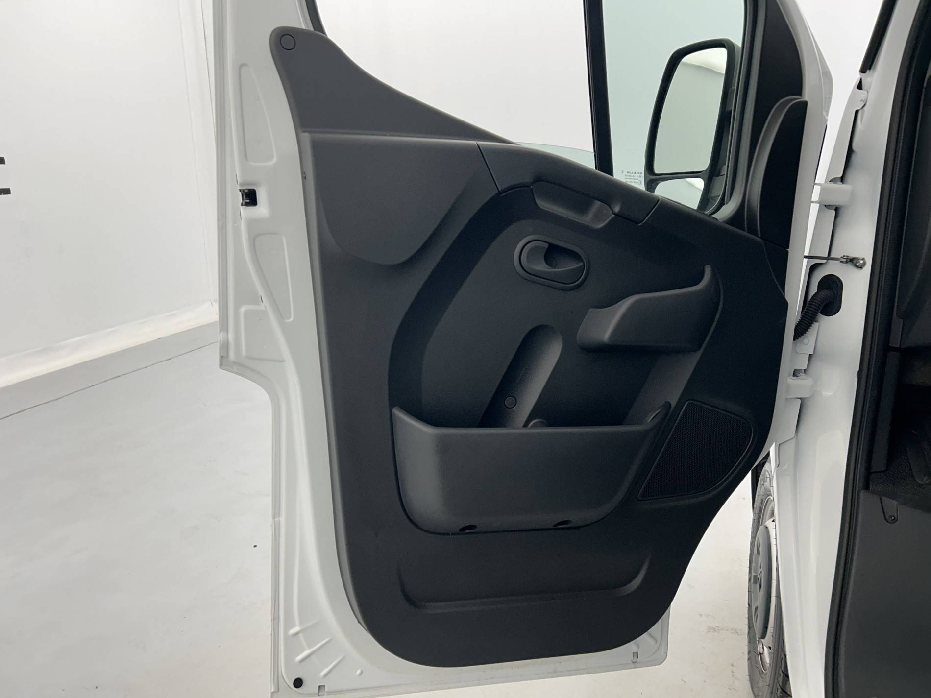 Vente en ligne Renault Master Fourgon MASTER FGN TRAC F3500 L2H2 BLUE DCI 135 au prix de 27 990 €