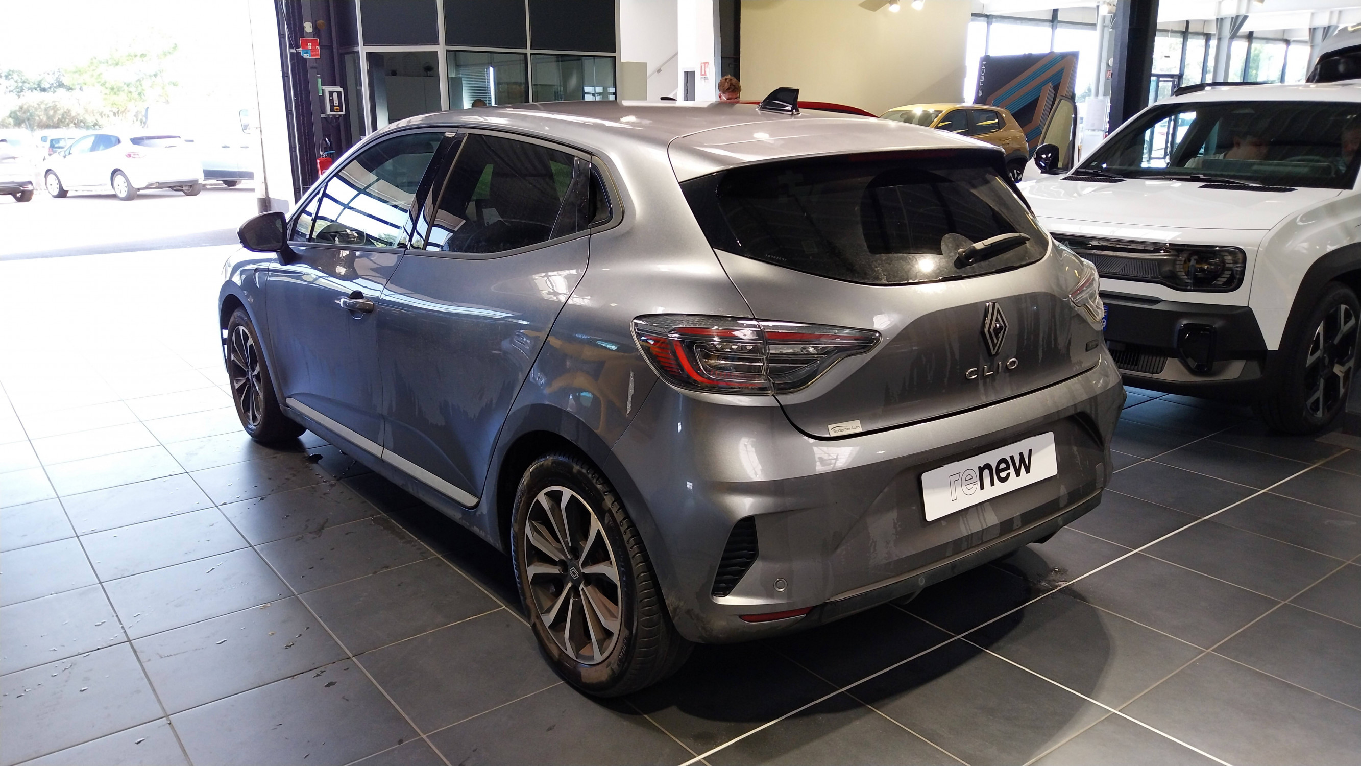 Vente en ligne Renault Clio 5 Clio E-Tech full hybrid 145 au prix de 16 990 €