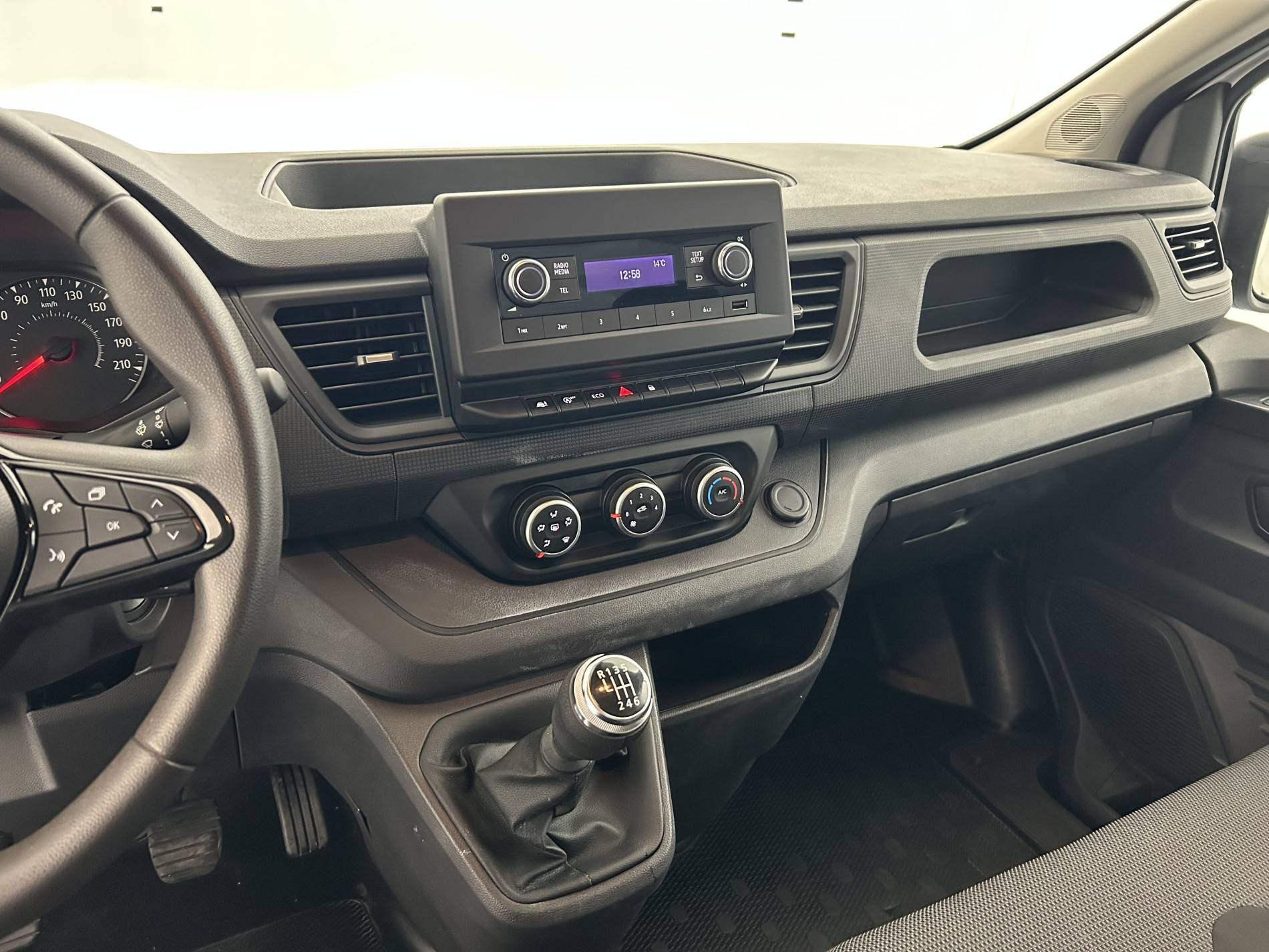 Vente en ligne Renault Trafic 3 Fourgon TRAFIC FGN L2H1 3000 KG BLUE DCI 130 au prix de 23 990 €