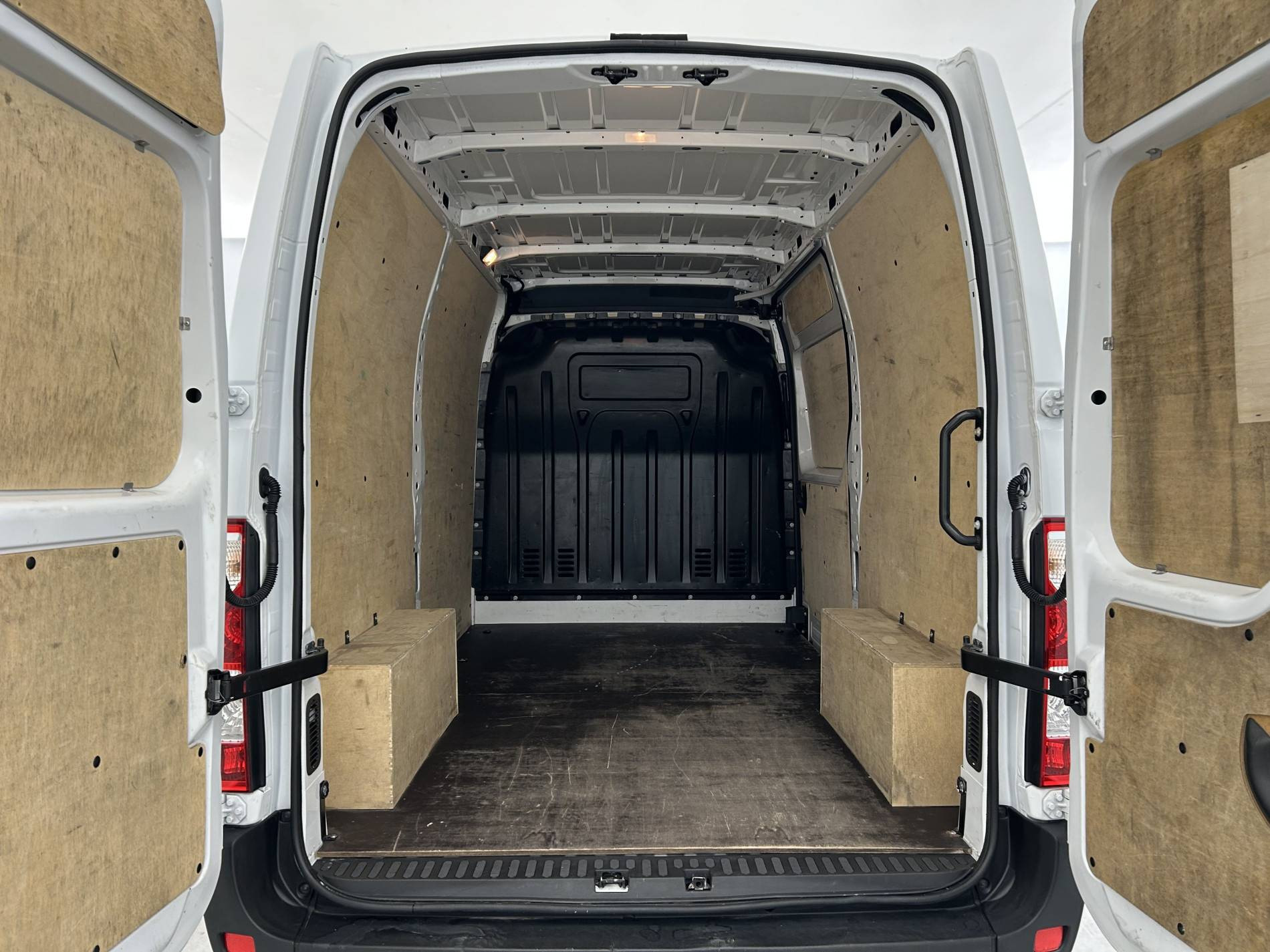 Vente en ligne Renault Master Fourgon MASTER FGN TRAC F3500 L2H2 BLUE DCI 135 au prix de 24 590 €