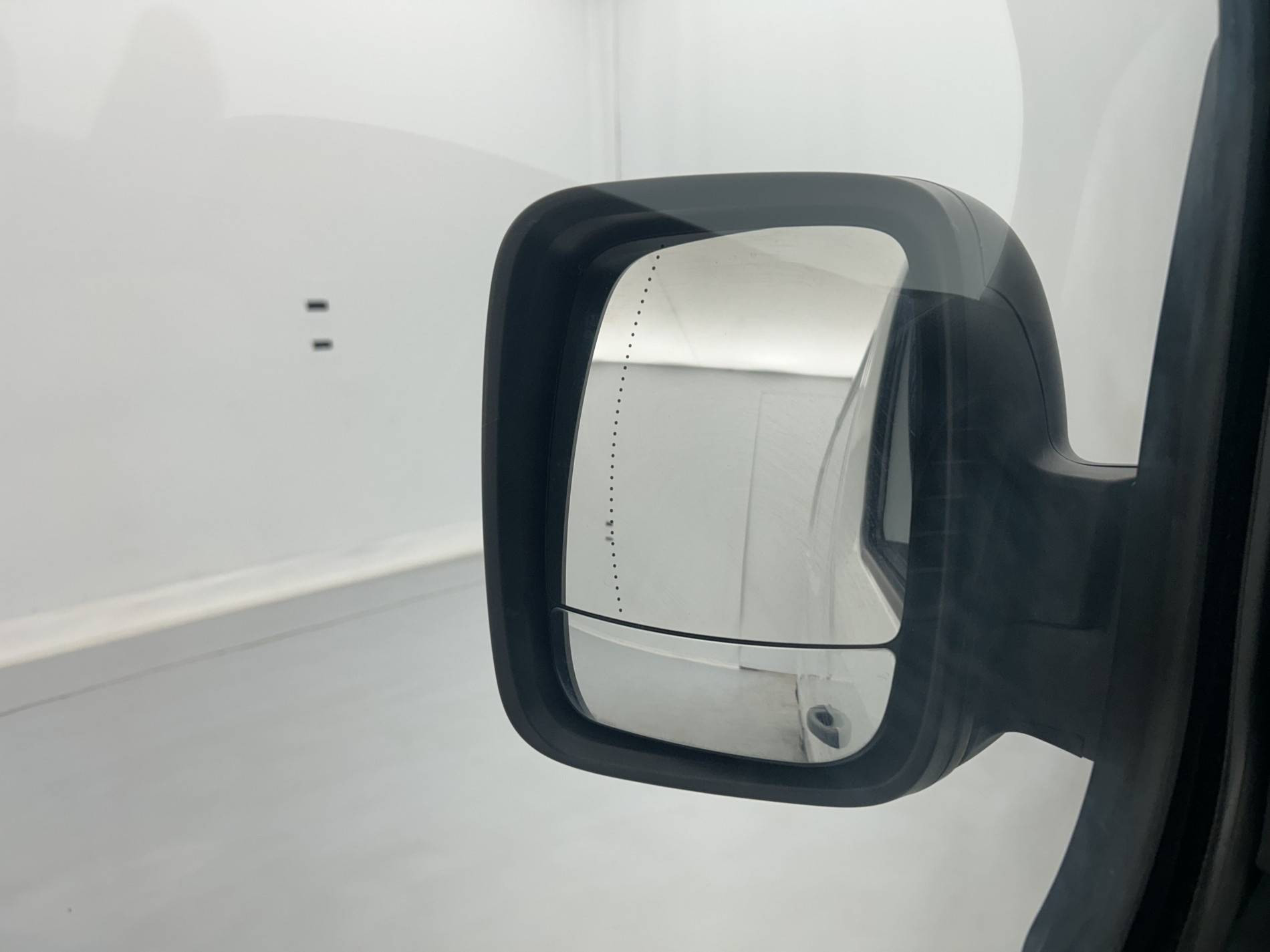 Vente en ligne Renault Trafic 3 Fourgon TRAFIC FGN L2H1 1300 KG DCI 120 au prix de 18 490 €