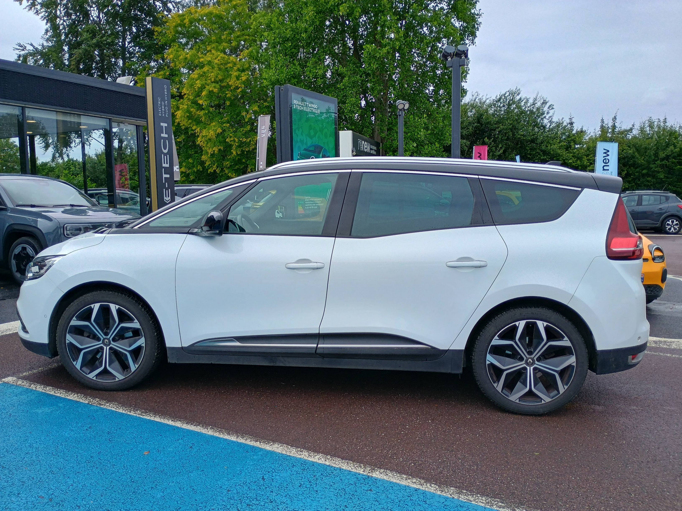 Vente en ligne Renault Grand Scenic 4 Grand Scenic TCe 140 EDC au prix de 22 590 €