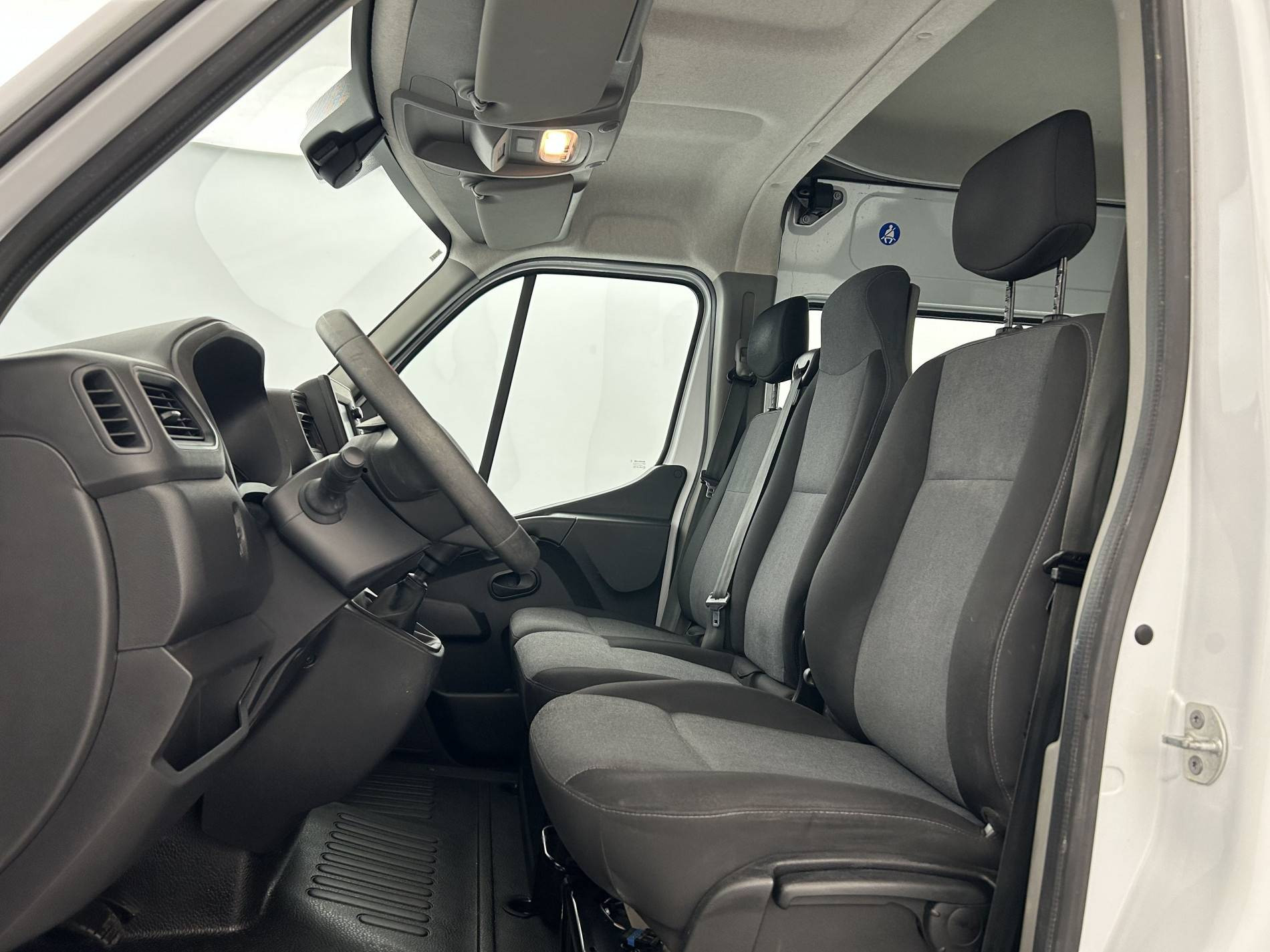 Vente en ligne Renault Master Fourgon MASTER CA TRAC F3300 L2H2 BLUE DCI 135 au prix de 23 790 €