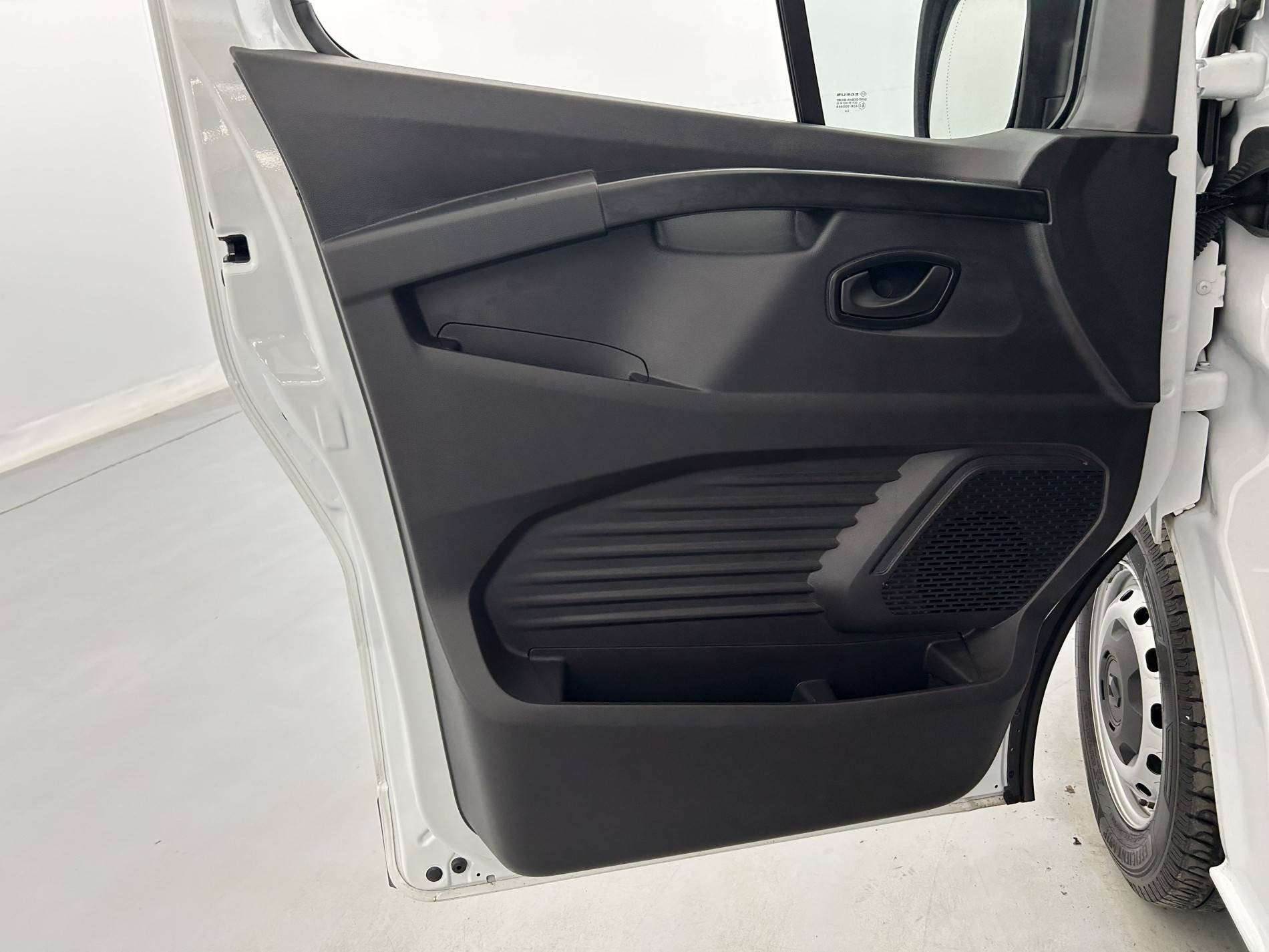 Vente en ligne Renault Trafic 3 Fourgon TRAFIC FG BLUE DCI 130 L1H1 3T GSR2 au prix de 23 999 €