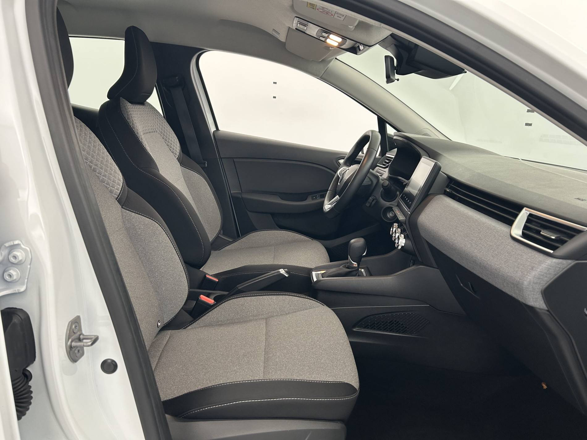 Vente en ligne Renault Clio 5 Clio E-Tech full hybrid 145 au prix de 17 990 €