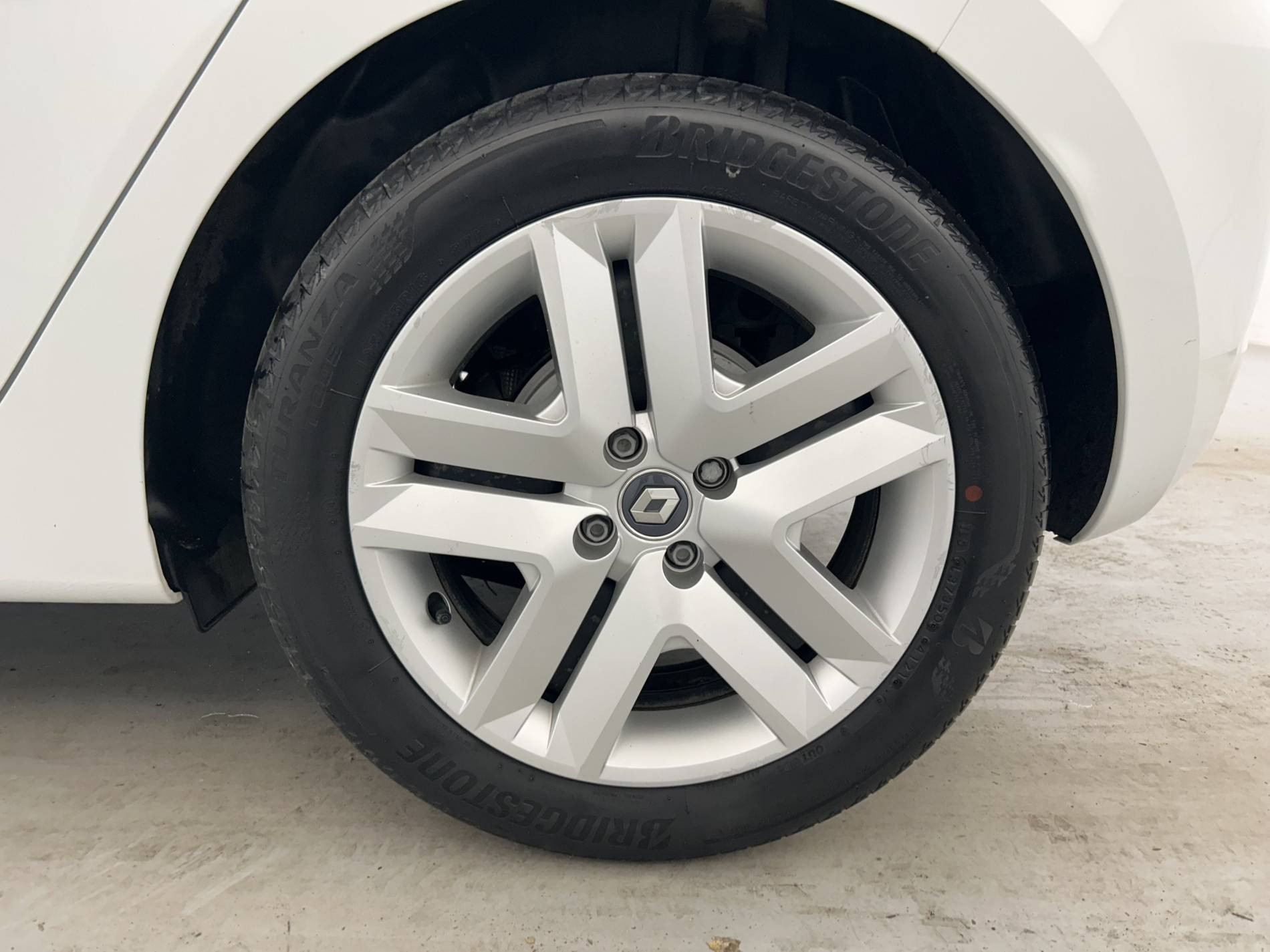 Vente en ligne Renault Clio 5 Clio E-Tech 140 - 21N au prix de 16 590 €