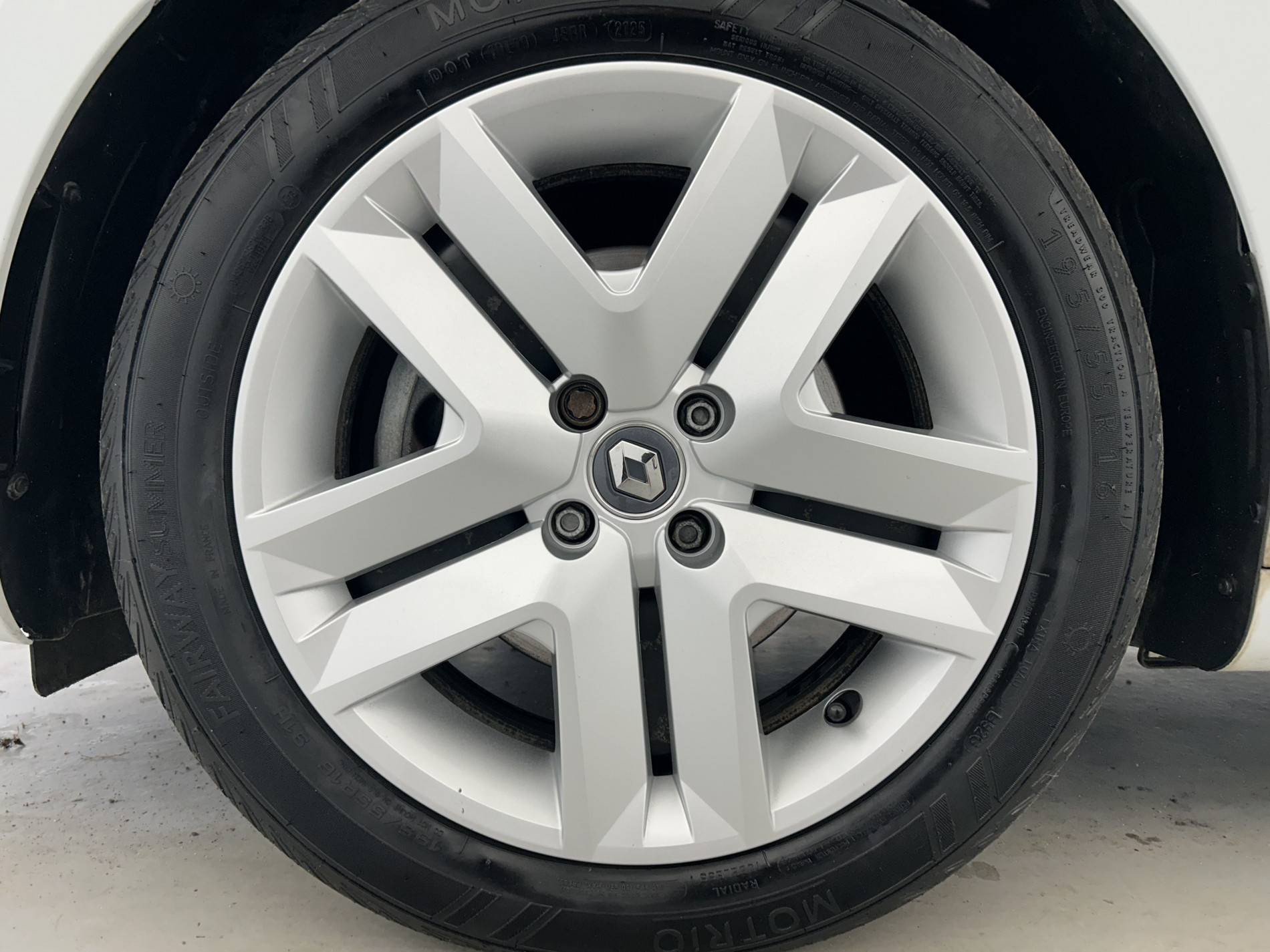 Vente en ligne Renault Clio 5 CLIO BLUE DCI 100 - 21N au prix de 9 990 €