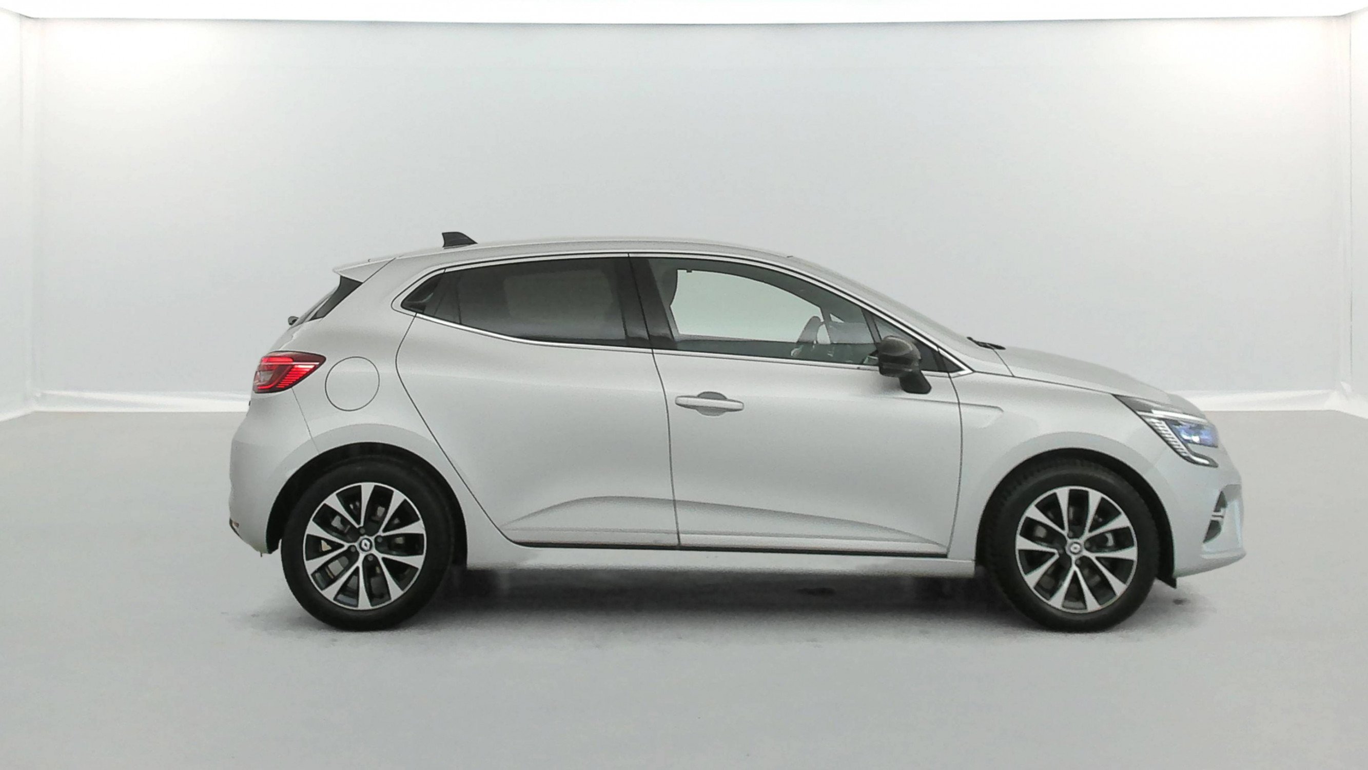 Vente en ligne Renault Clio 5 Clio E-Tech full hybrid 145 au prix de 18 890 €