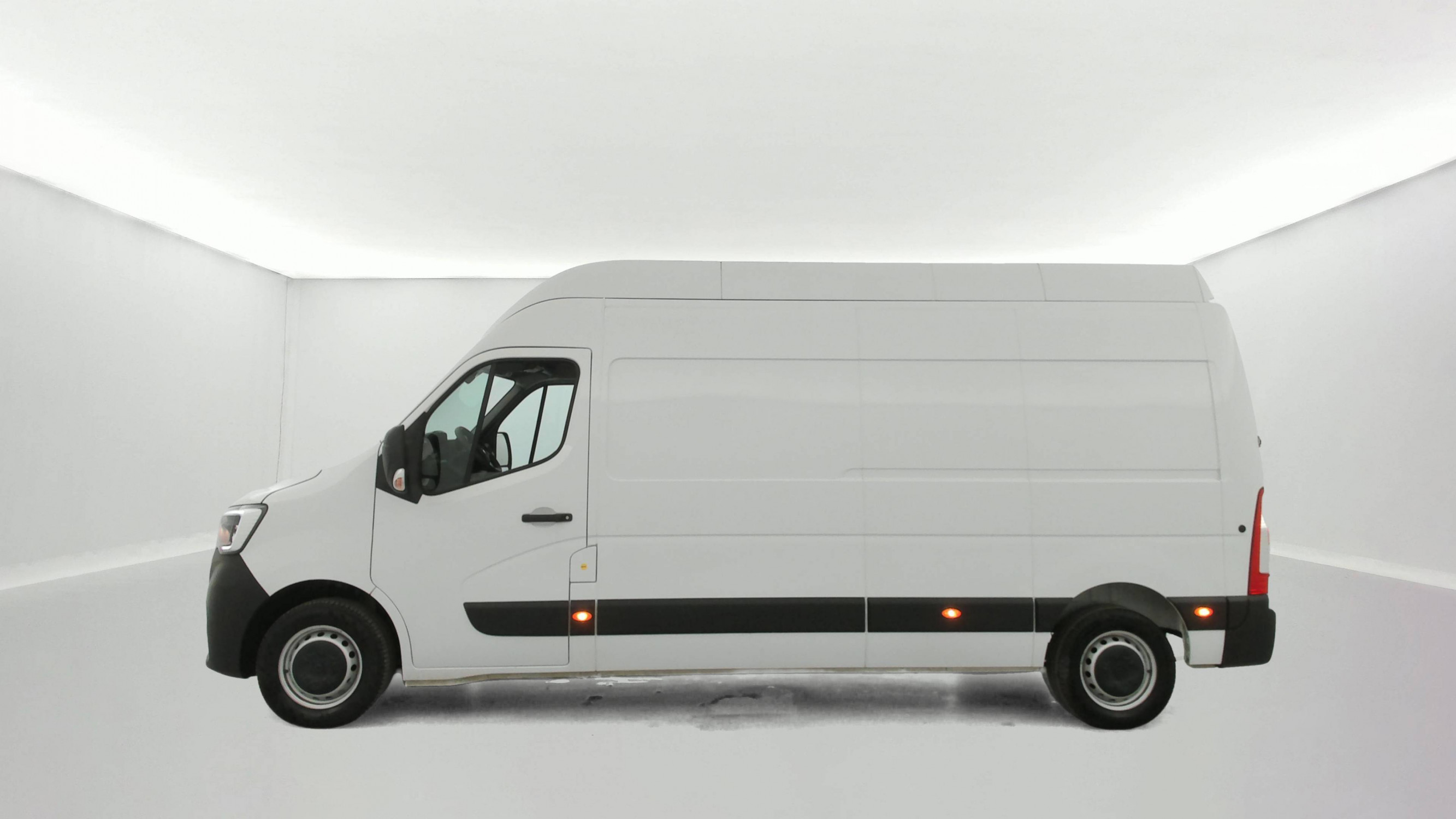 Vente en ligne Renault Master Fourgon MASTER FGN TRAC F3500 L3H3 BLUE DCI 135 au prix de 26 490 €