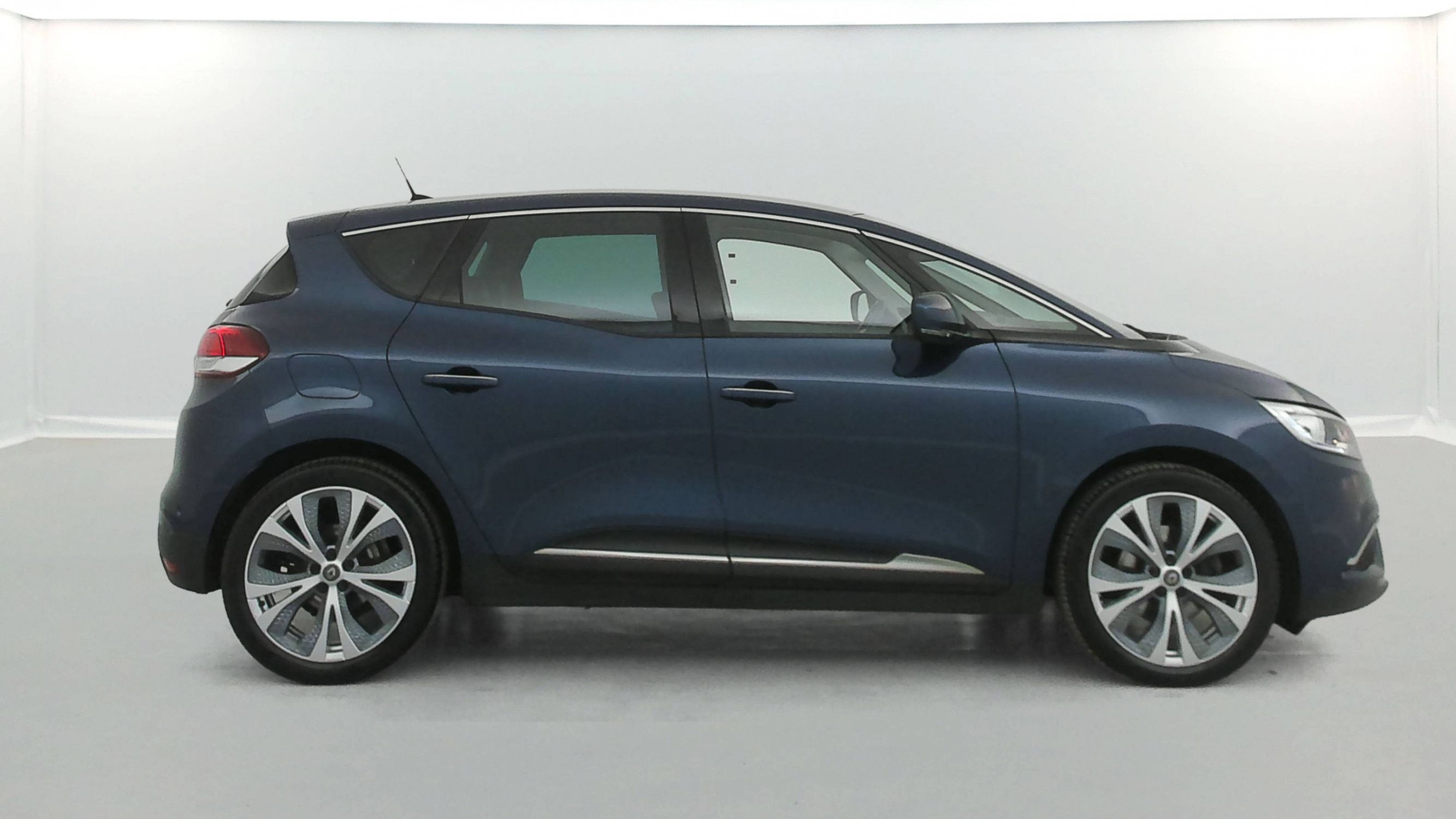 Vente en ligne Renault Scenic 4 Scenic Blue dCi 120 au prix de 16 390 €