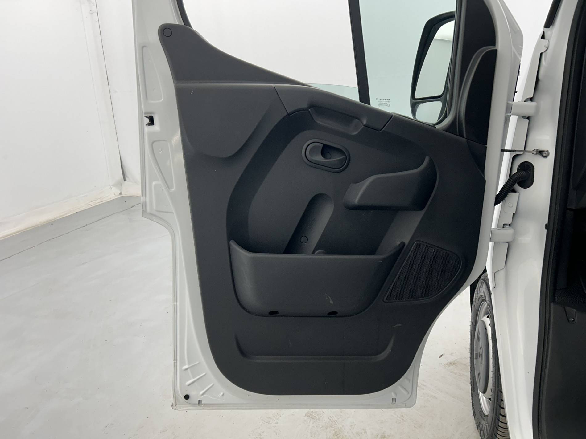 Vente en ligne Renault Master Fourgon MASTER CA TRAC F3300 L2H2 BLUE DCI 135 au prix de 23 790 €