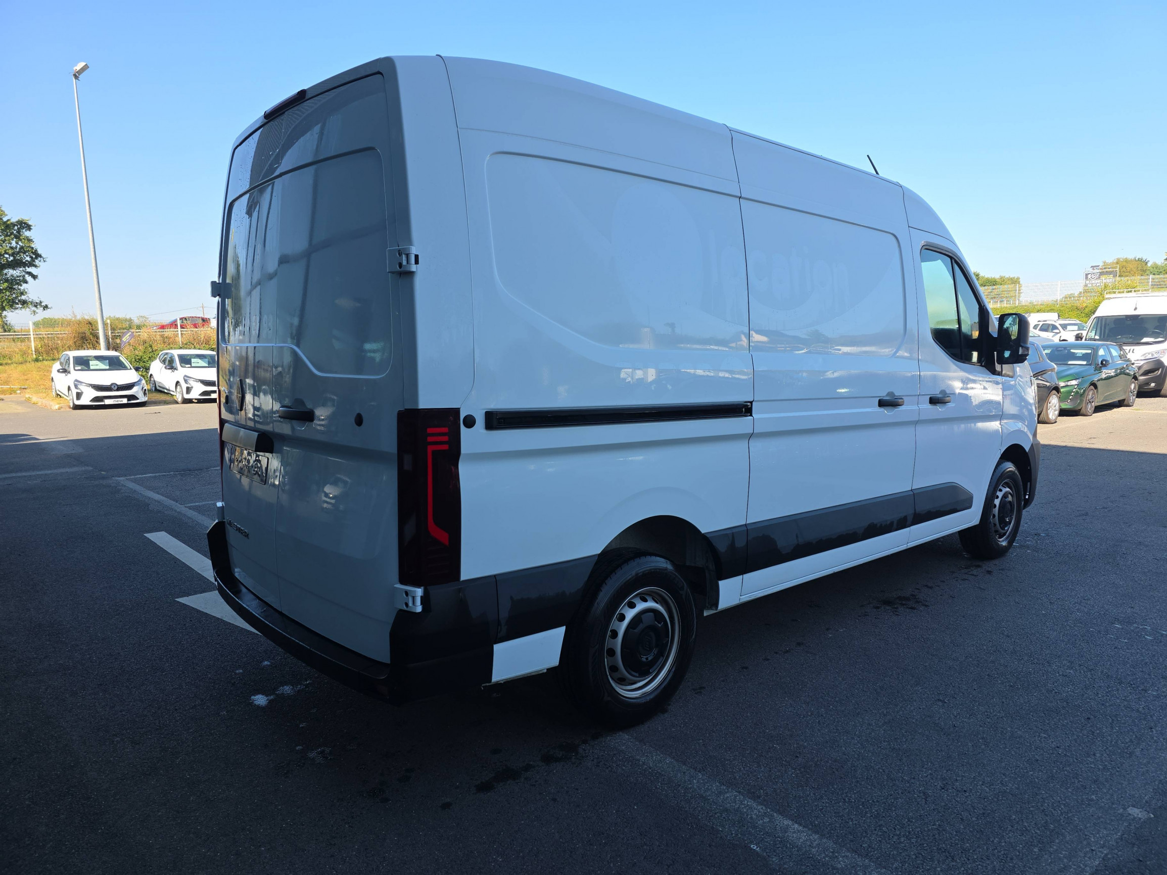 Vente en ligne Renault Master Fourgon MASTER FG BLUE DCI 130 L2H2 3T5 TR au prix de 29 990 €