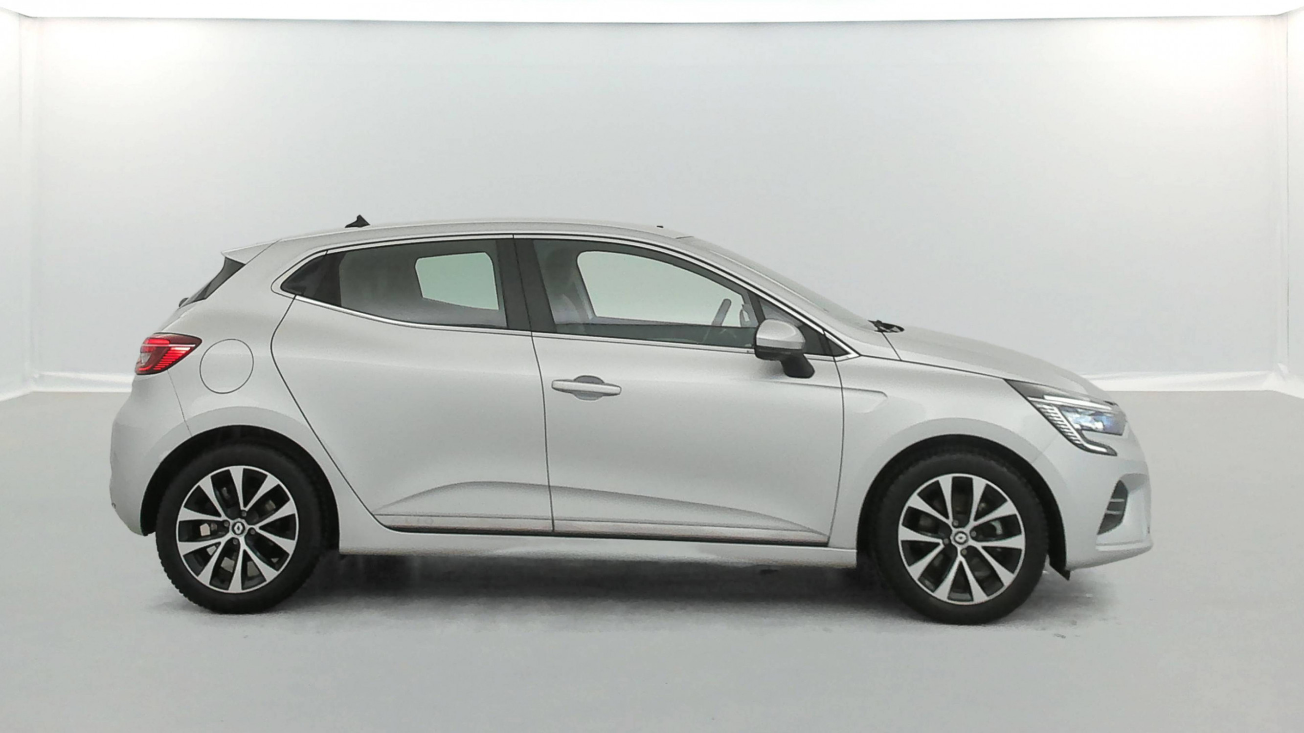 Vente en ligne Renault Clio 5 Clio E-Tech 140 - 21N au prix de 16 890 €