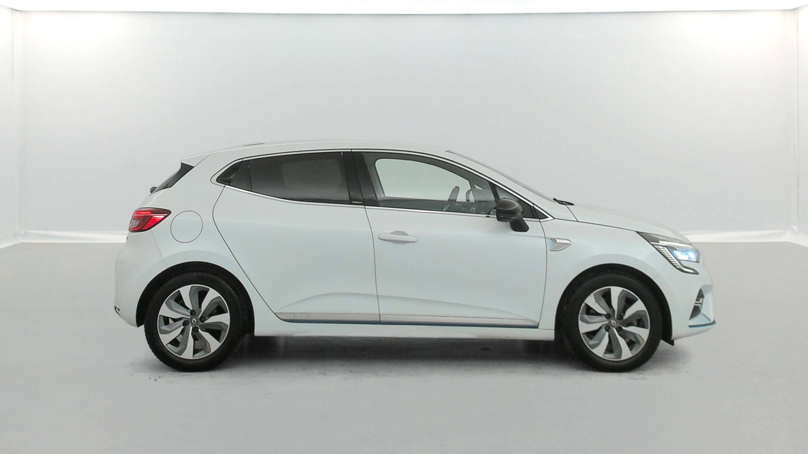 Vente en ligne Renault Clio 5 Clio E-Tech 140 au prix de 16 490 €