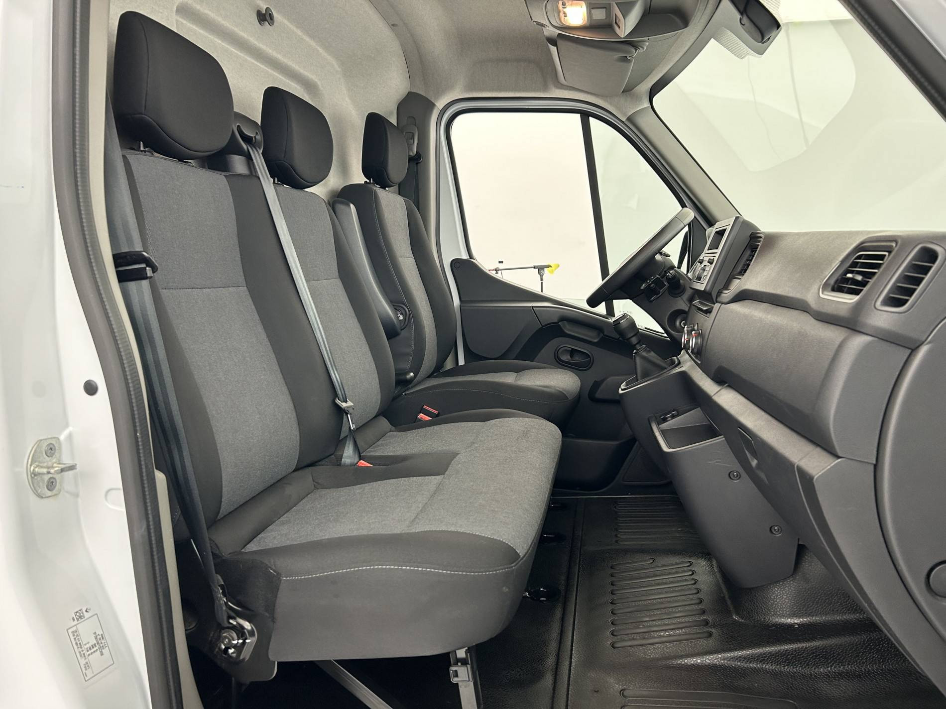 Vente en ligne Renault Master Fourgon MASTER FGN TRAC F3500 L2H2 BLUE DCI 135 au prix de 23 880 €