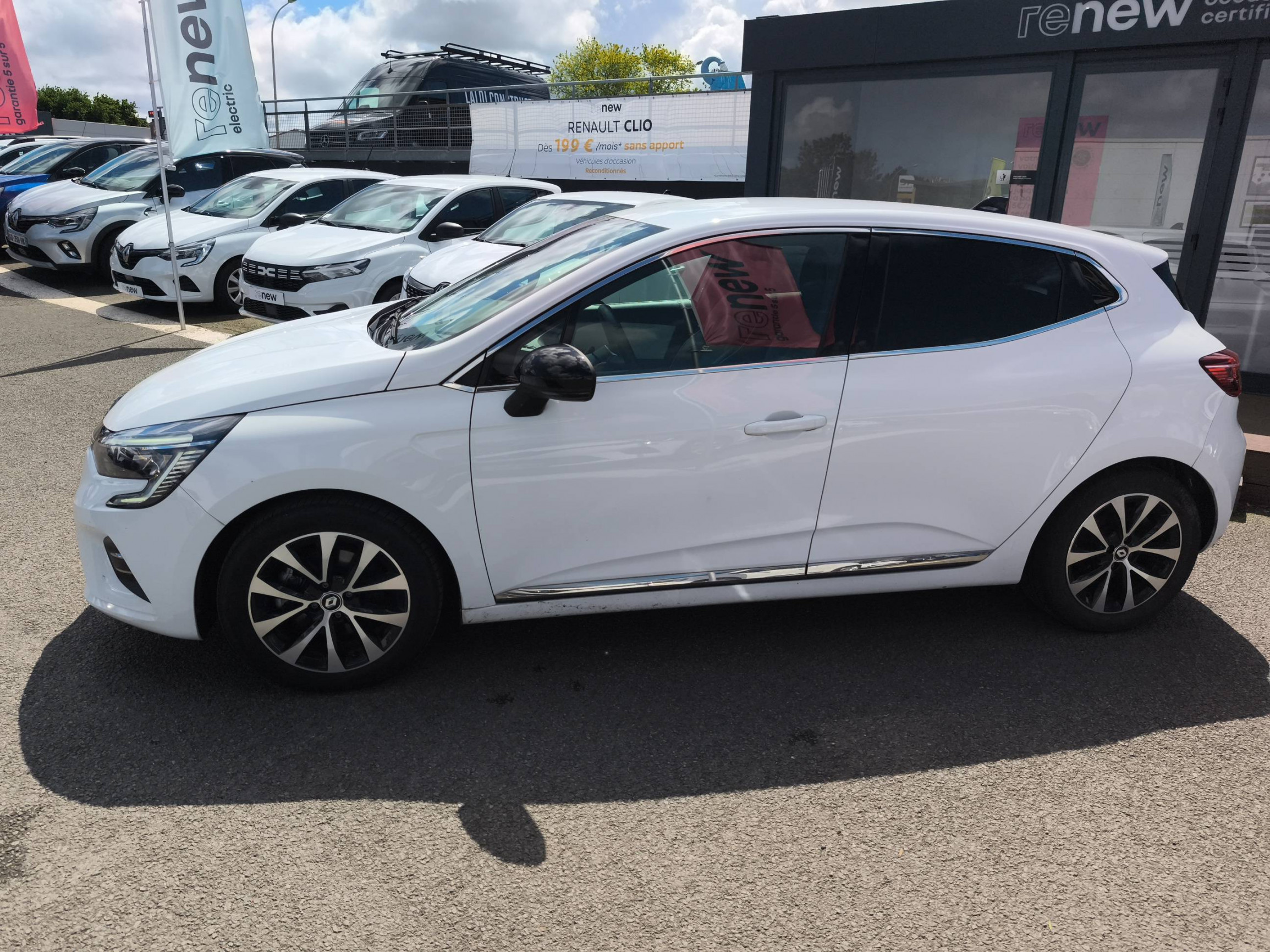 Vente en ligne Renault Clio 5 Clio E-Tech full hybrid 145 au prix de 16 290 €