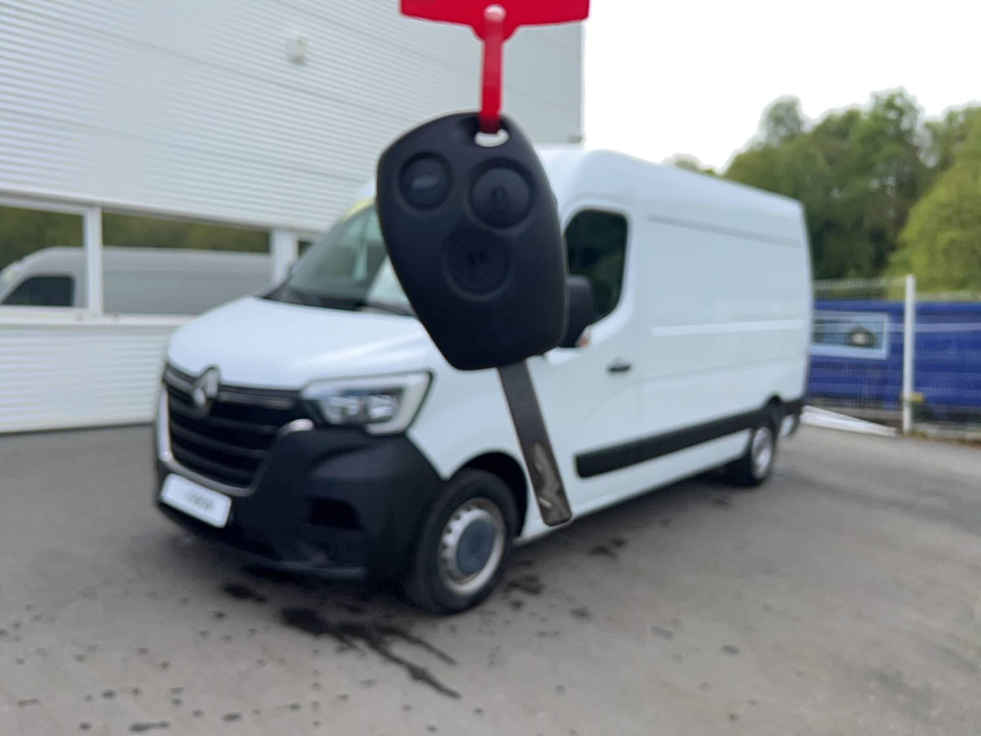 Vente en ligne Renault Master Fourgon MASTER FGN TRAC F3500 L2H2 BLUE DCI 135 au prix de 22 990 €