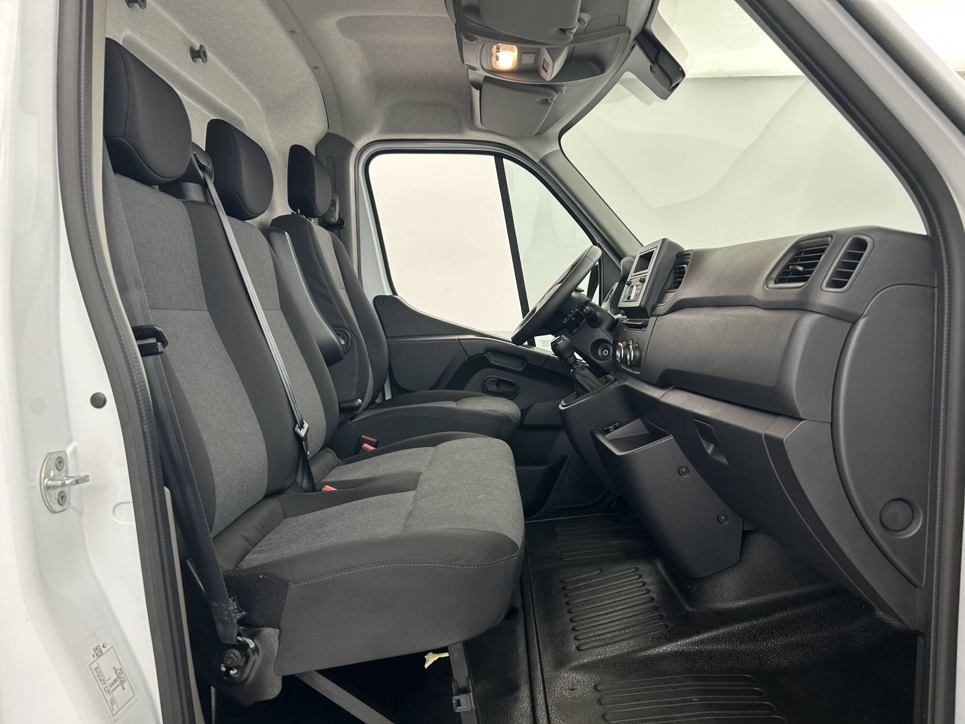 Vente en ligne Renault Master Fourgon MASTER FGN TRAC F3500 L3H3 BLUE DCI 135 au prix de 29 990 €