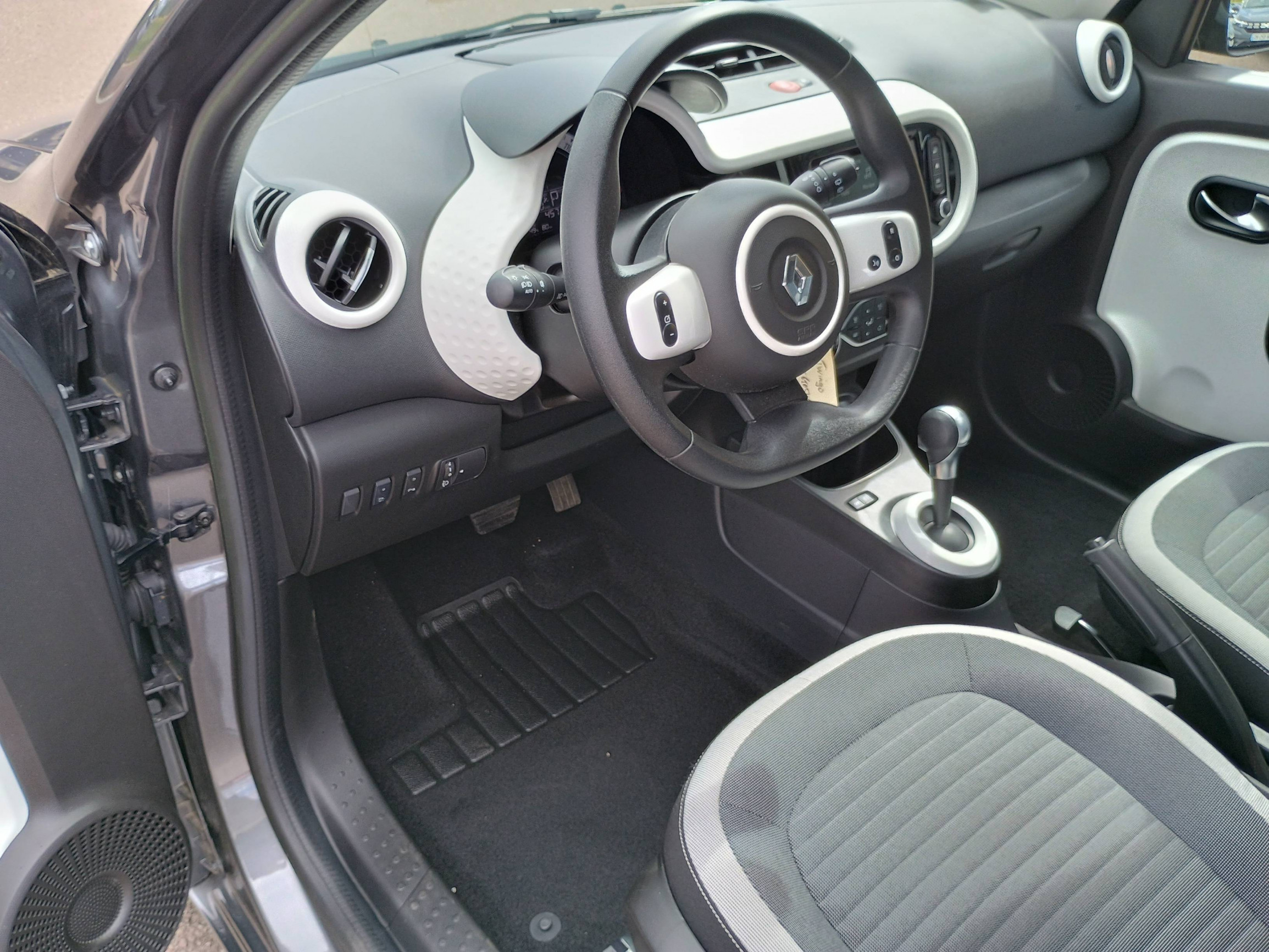Vente en ligne Renault Twingo Electrique Twingo III E-Tech au prix de 12 991 €
