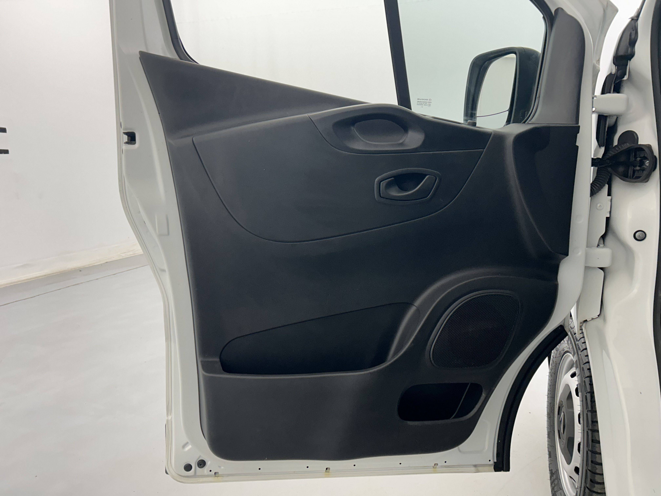 Vente en ligne Renault Trafic 3 Fourgon TRAFIC FGN L1H1 1000 KG DCI 120 au prix de 19 490 €