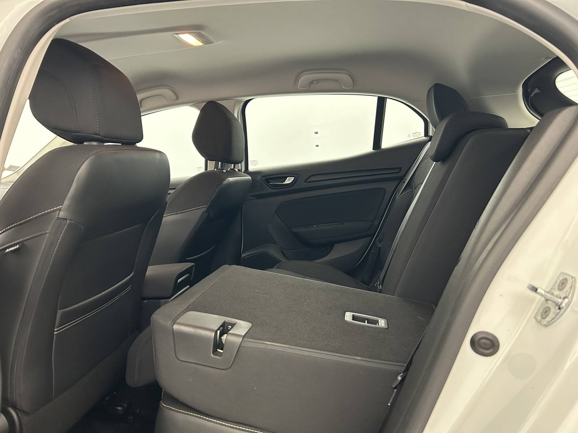 Vente en ligne Renault Megane 4 Mégane IV Berline Blue dCi 115 au prix de 14 480 €