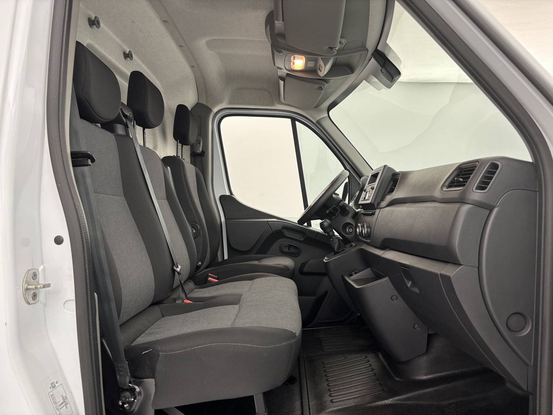 Vente en ligne Renault Master Fourgon MASTER FGN TRAC F3500 L3H3 BLUE DCI 135 au prix de 25 990 €