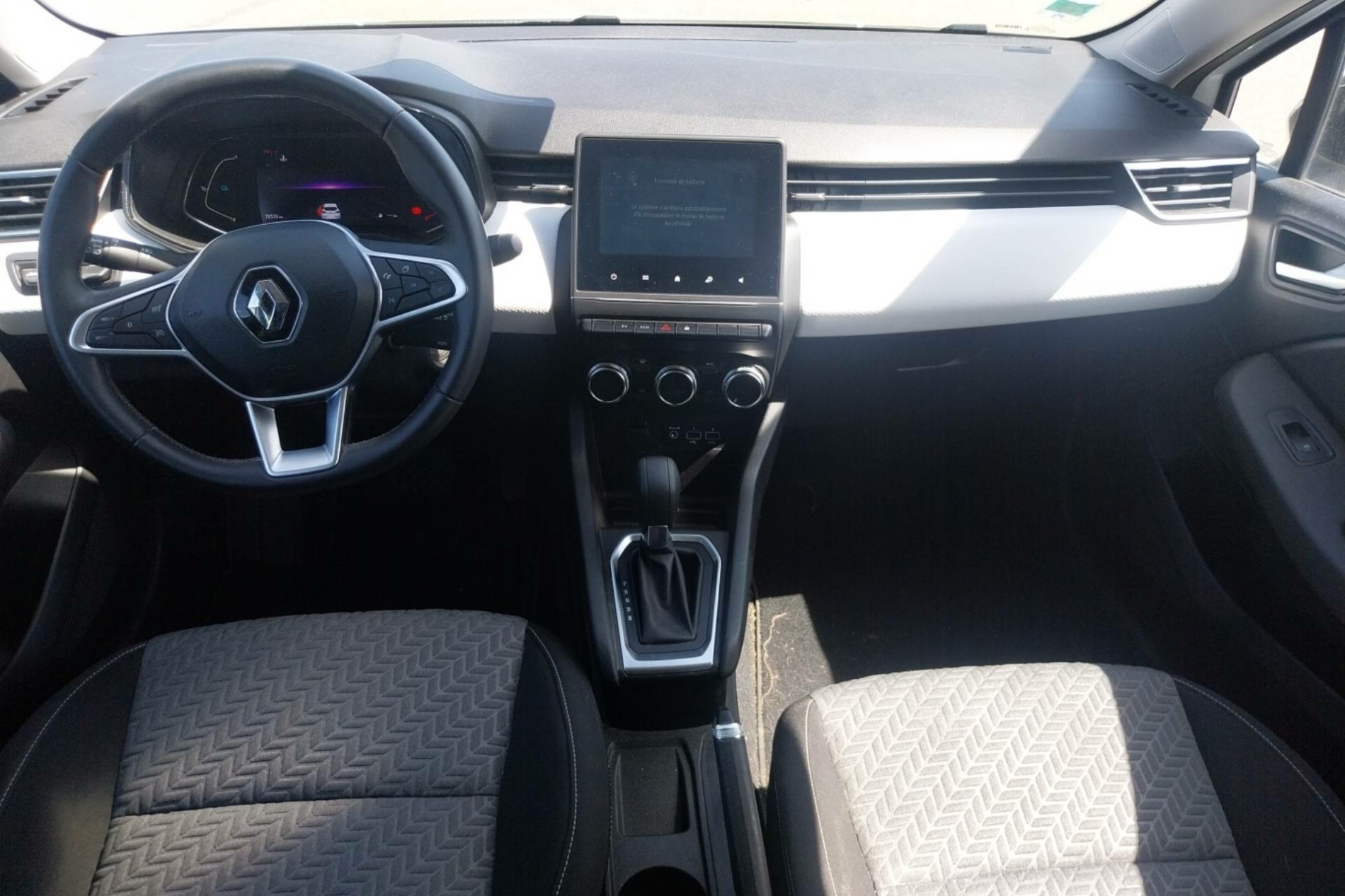 Vente en ligne Renault Clio 5 Clio E-Tech full hybrid 145 au prix de 15 990 €