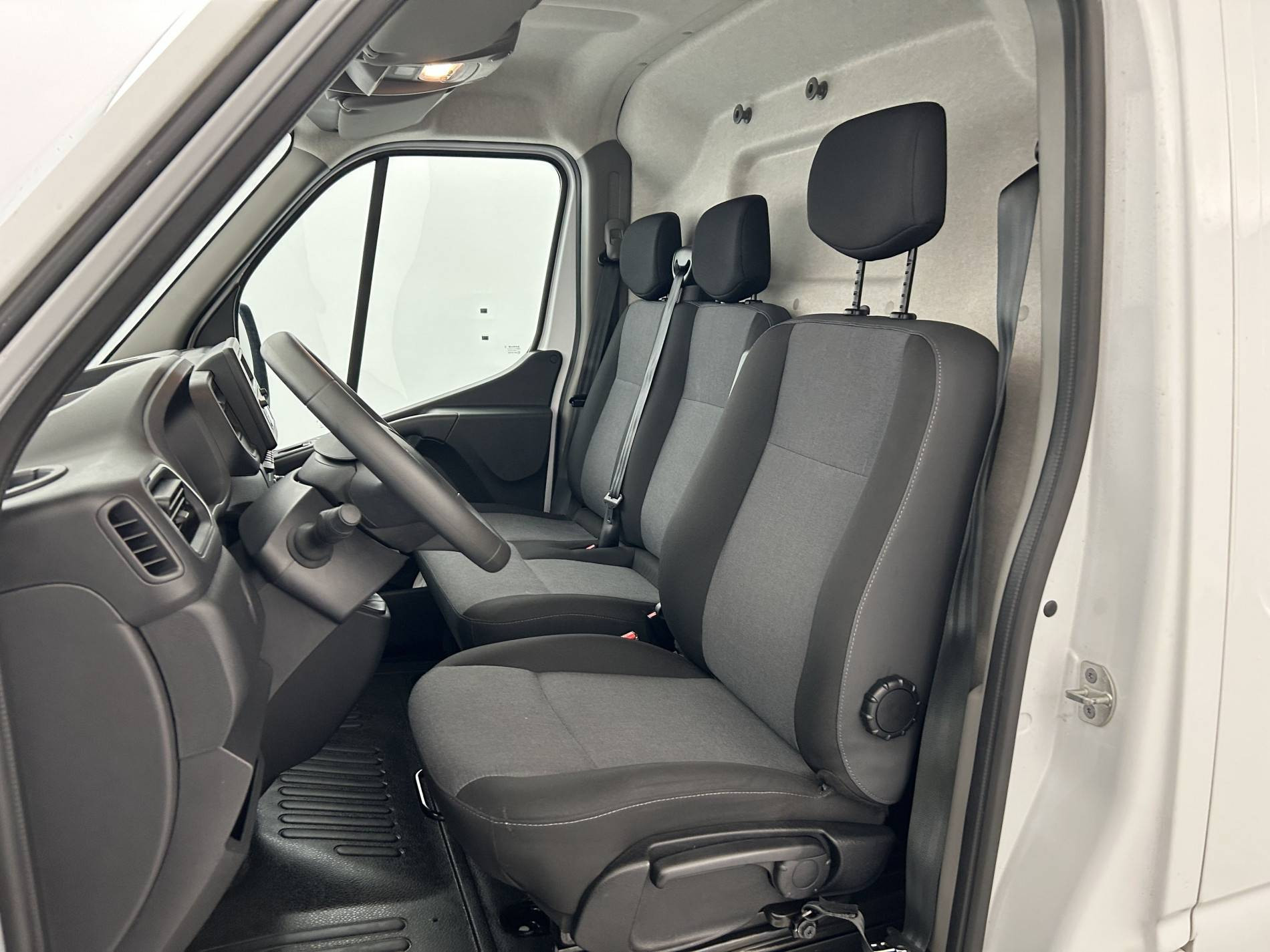 Vente en ligne Renault Master Fourgon MASTER FGN TRAC F3500 L2H2 BLUE DCI 135 au prix de 24 490 €