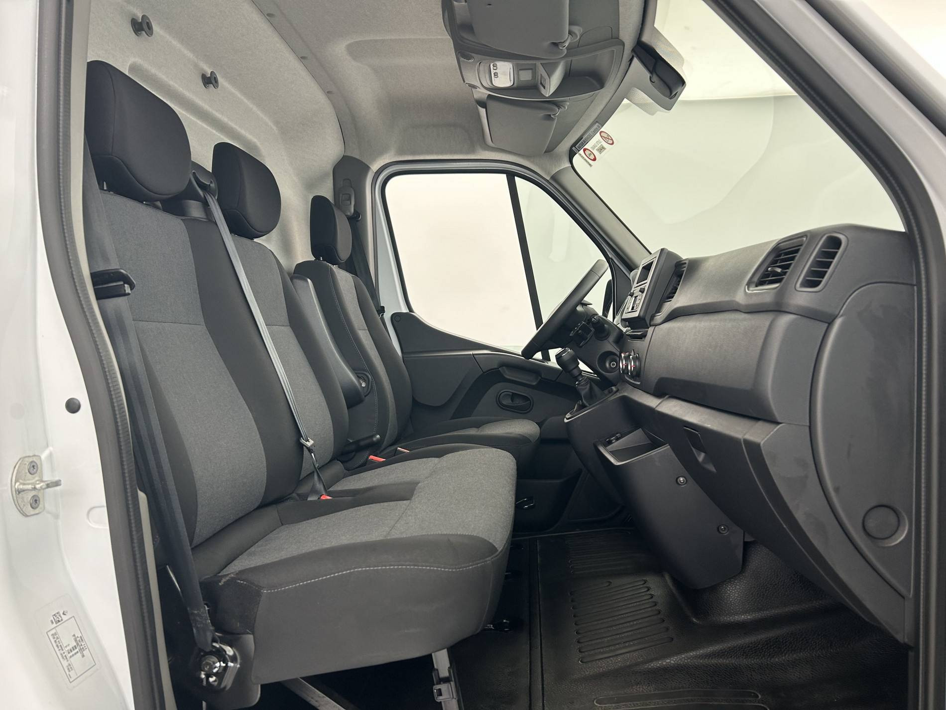 Vente en ligne Renault Master Fourgon MASTER FGN TRAC F3500 L2H2 BLUE DCI 135 au prix de 25 490 €