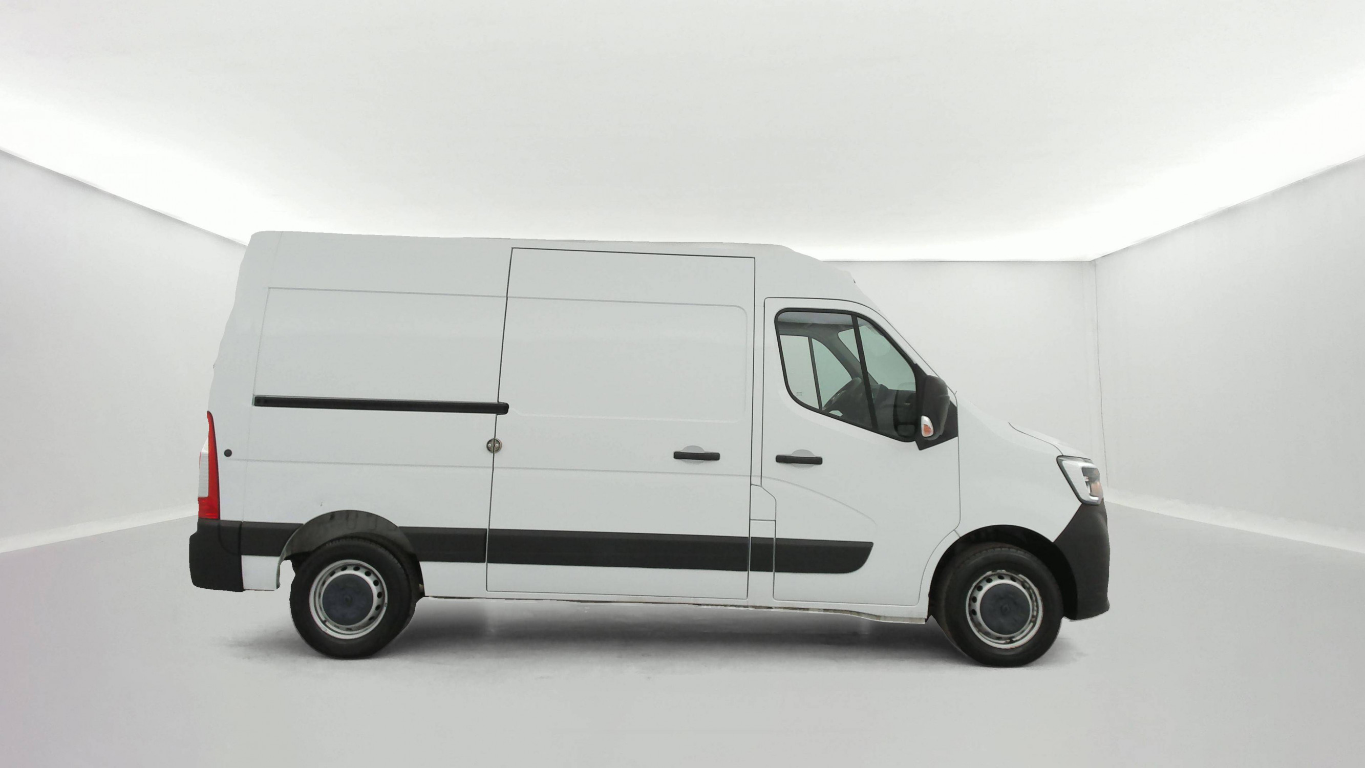 Vente en ligne Renault Master Fourgon MASTER FGN TRAC F3300 L2H2 BLUE DCI 180 au prix de 21 890 €