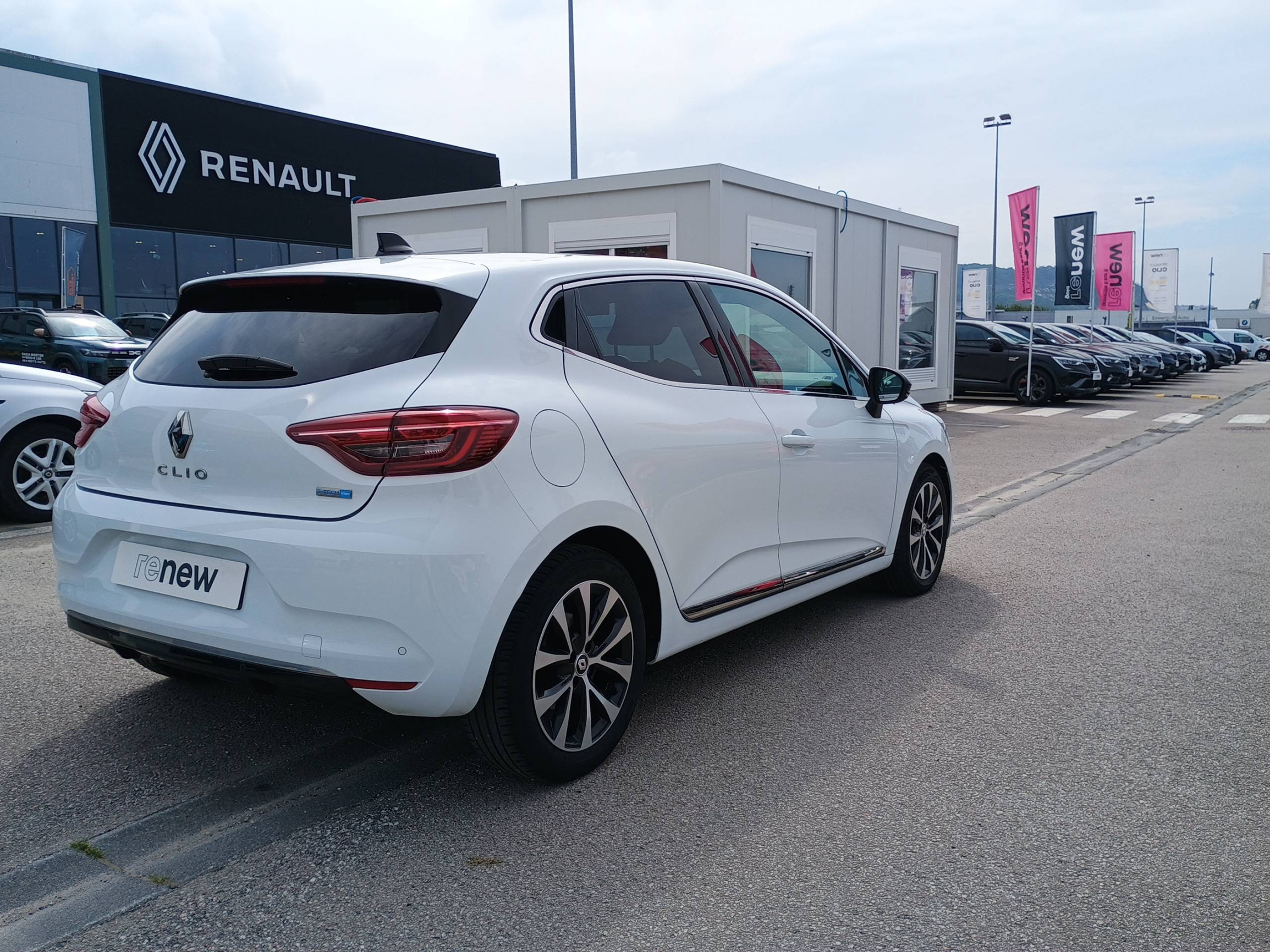 Vente en ligne Renault Clio 5 Clio E-Tech full hybrid 145 au prix de 16 990 €