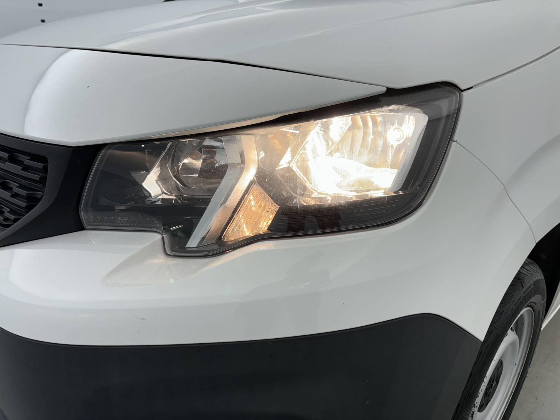 Vente en ligne Peugeot Partner Fourgon  STANDARD 650 KG BLUEHDI 100 S&S BVM5 au prix de 11 990 €