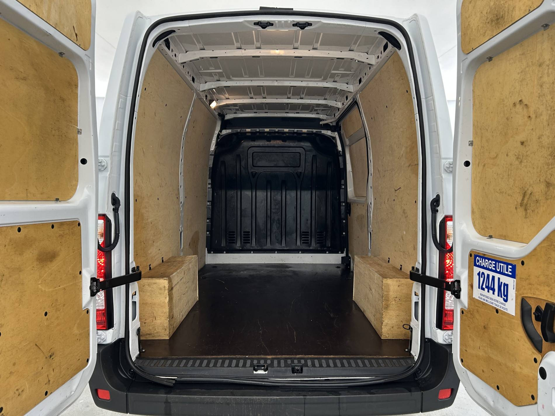 Vente en ligne Renault Master Fourgon MASTER FGN TRAC F3500 L2H2 BLUE DCI 135 au prix de 25 490 €