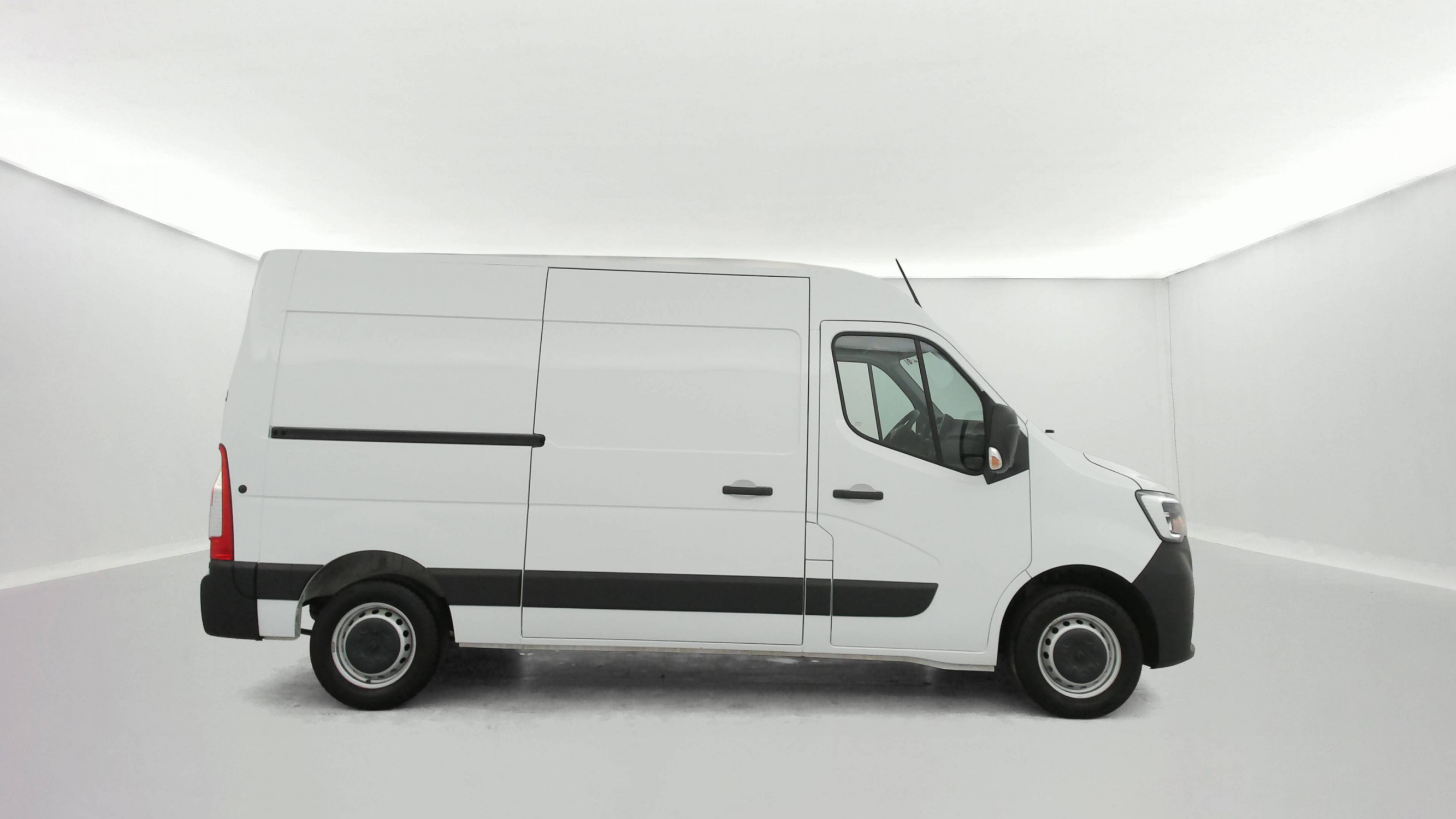 Vente en ligne Renault Master Fourgon  L2H2 BLUE DCI 135  au prix de 25 690 €