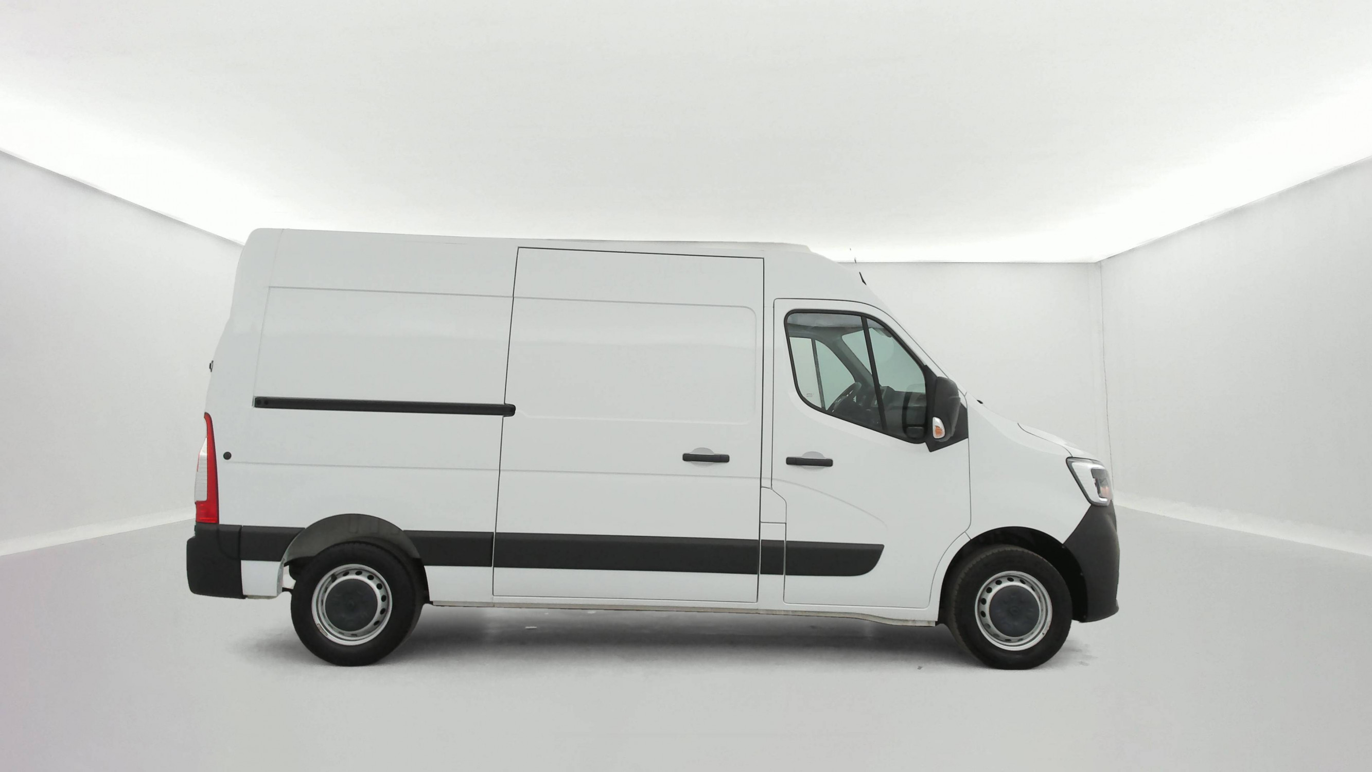 Vente en ligne Renault Master Fourgon MASTER FGN TRAC F3500 L2H2 BLUE DCI 135 au prix de 24 990 €